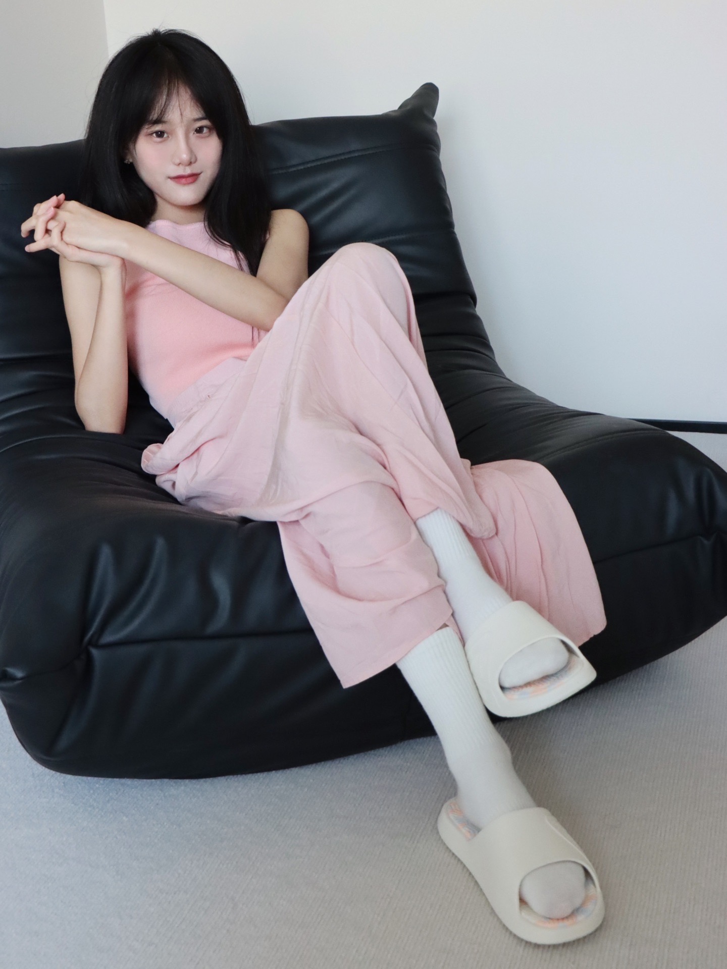 奶白奶白的鞋身搭配一些糖果🍬色的鞋垫面超级适合小姐姐穿!