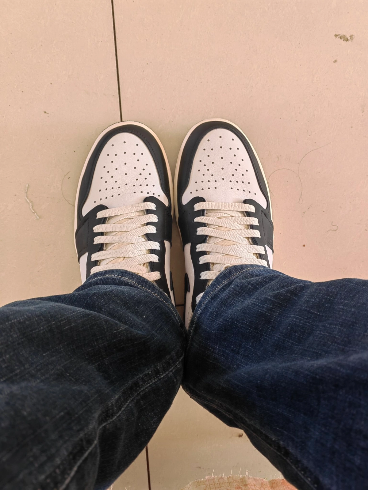 aj1高帮,黄橙脚趾,黑色,白色,黄色,荧光绿,色彩艳丽,鞋子两幅鞋带,一