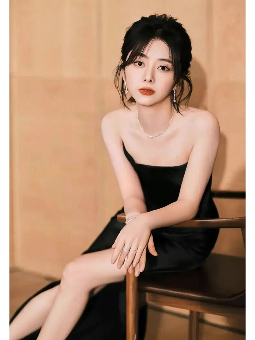 谭松韵秀锁骨,黑裙惊艳全场