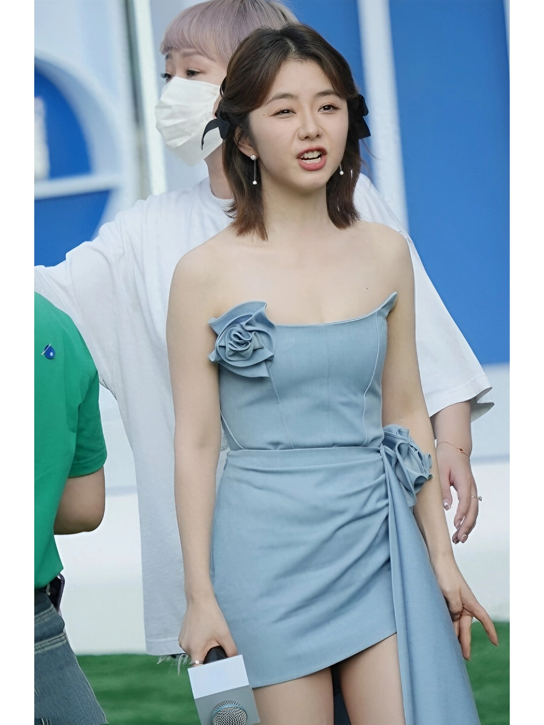 谭松韵表情好萌!蓝色抹胸花朵裙,清爽时尚