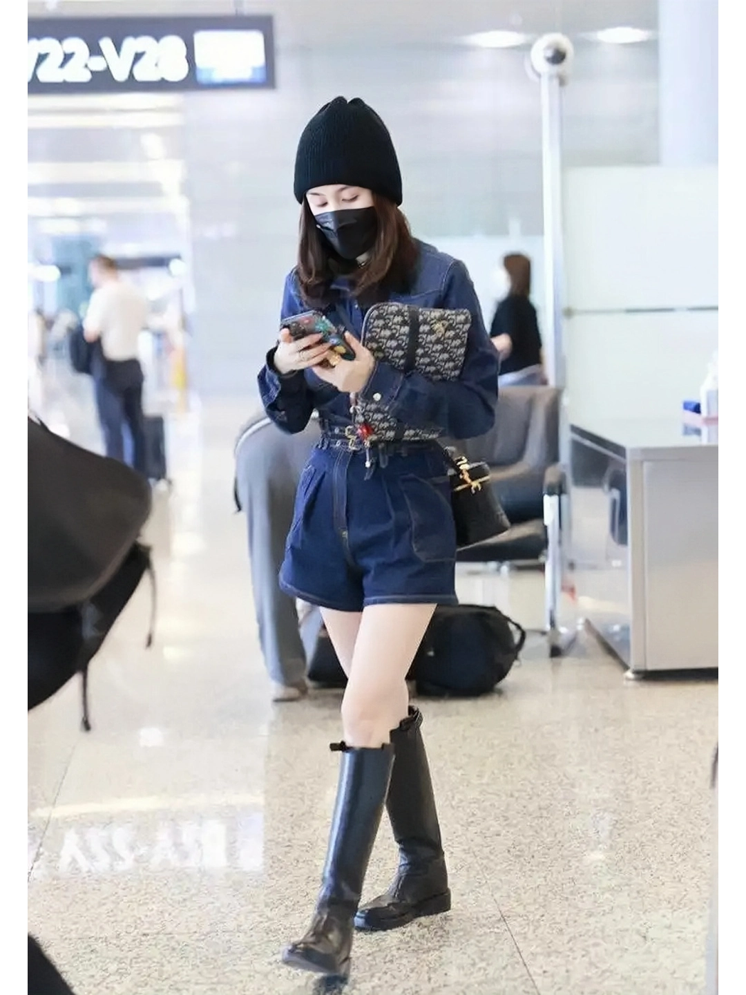 王子文牛仔连体裤配骑士靴,洋气又显高