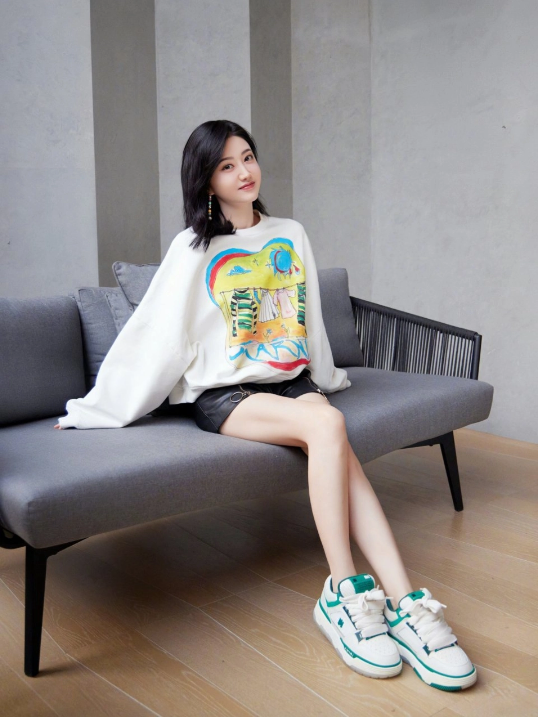 景甜白色卫衣与黑皮短裤的简约穿搭,凸显又白又细的大长腿,秒变少女!