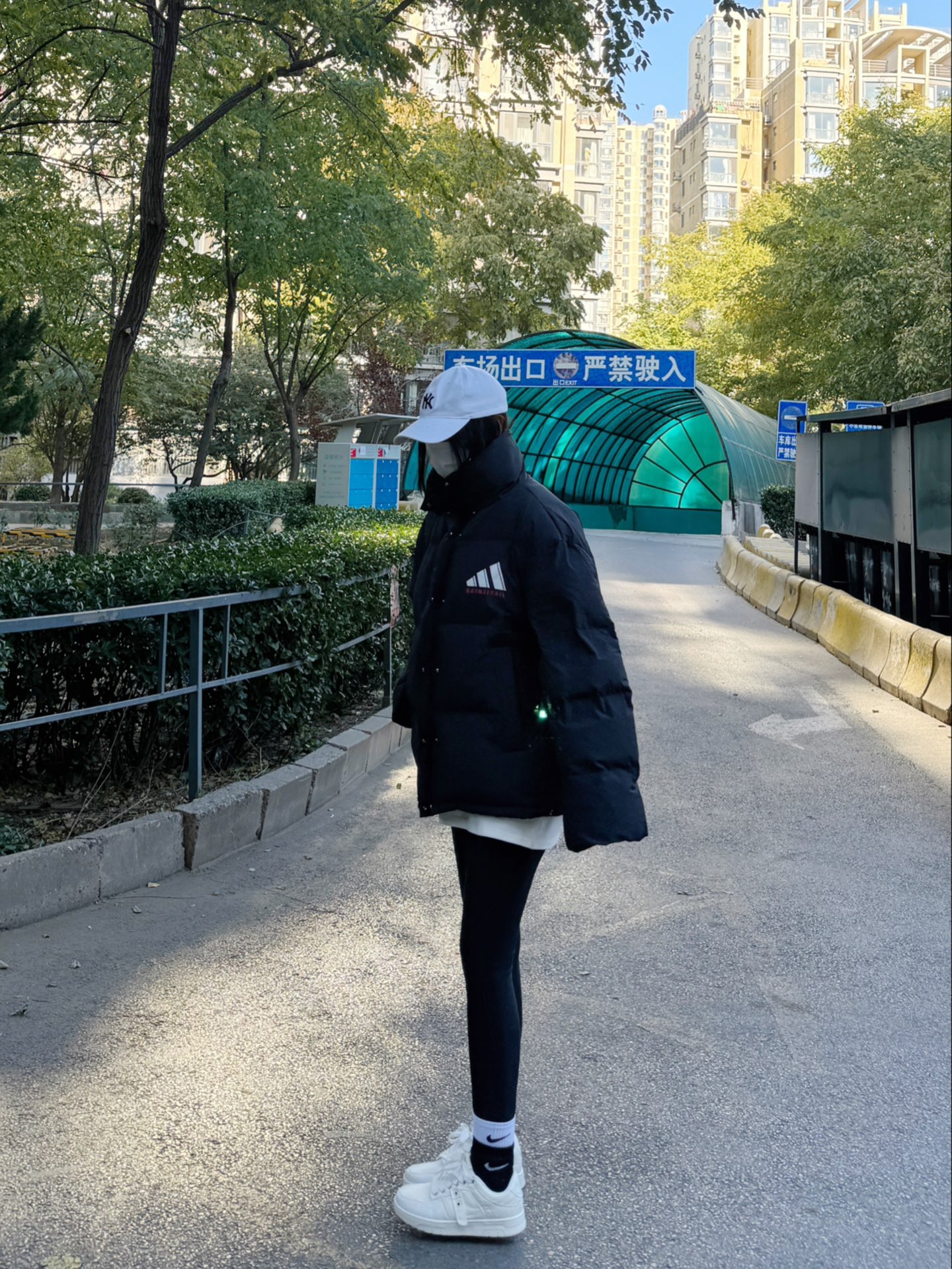 每次不知道怎么搭配的时候就会选择小白鞋
随便搭配一个瑜伽裤 长筒袜