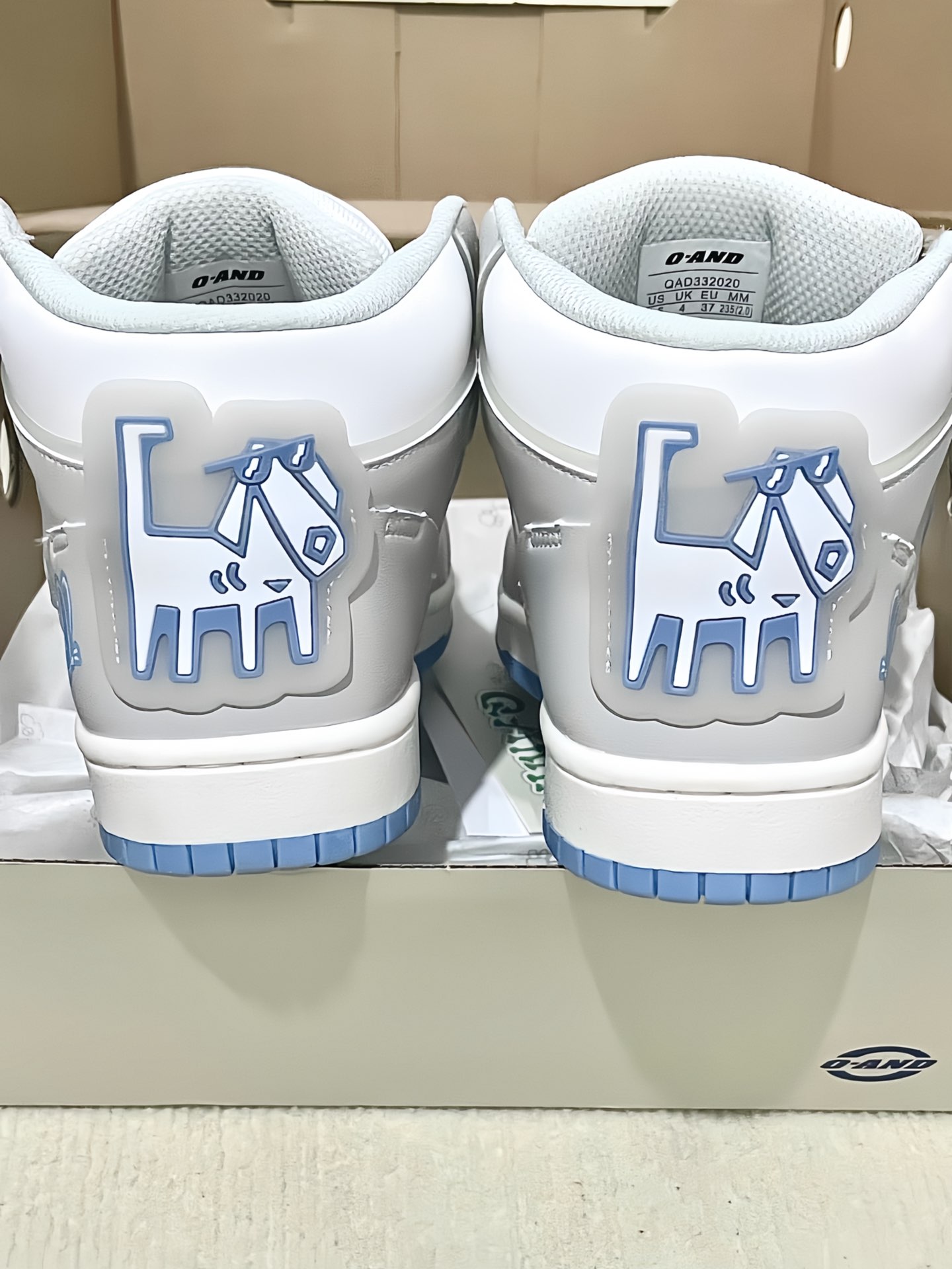 奇安达家的设计师真是越来越会了,夜光板鞋也泰帅了吧 蓝灰色配色