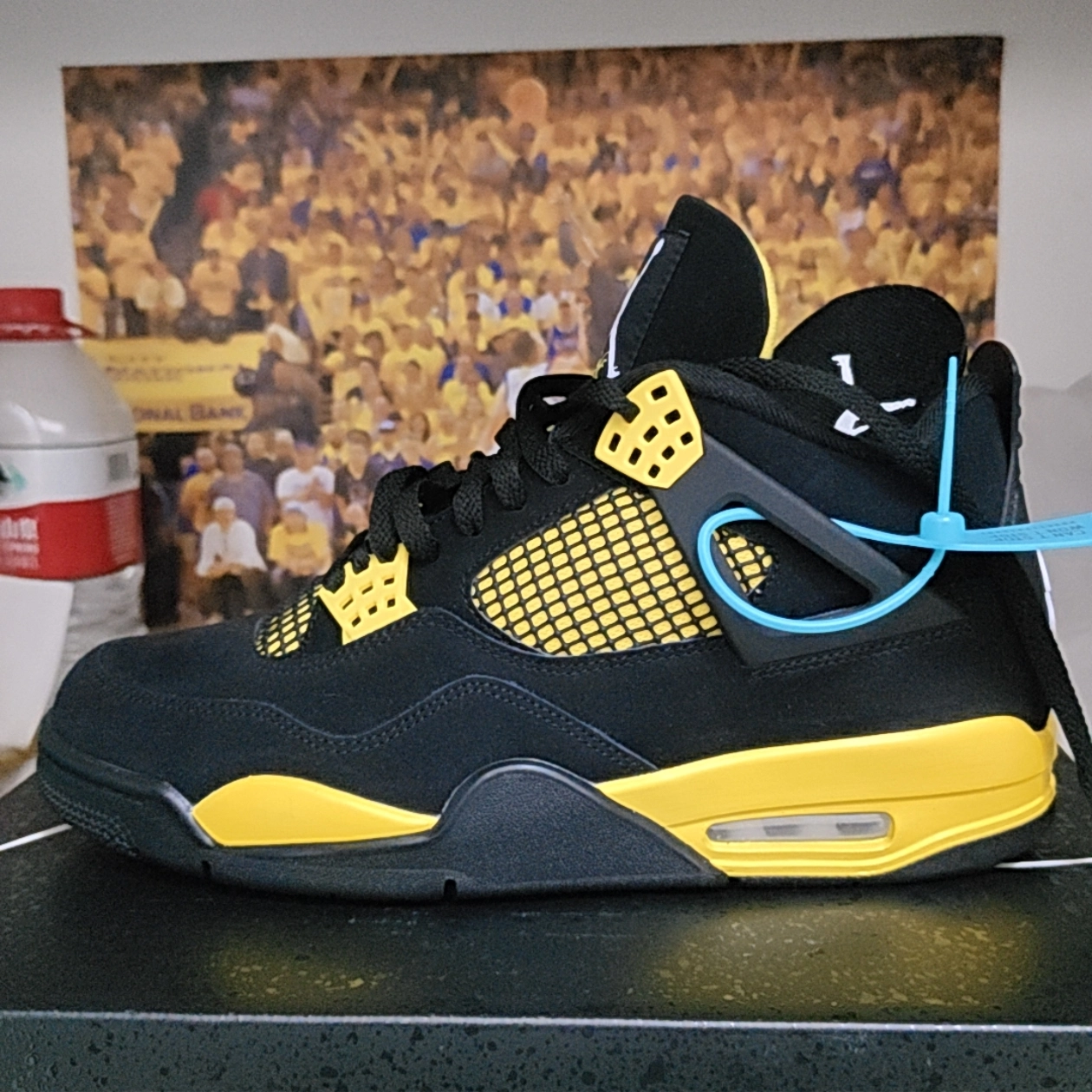 custom review-Jordan 4 Retro Thunder 2023