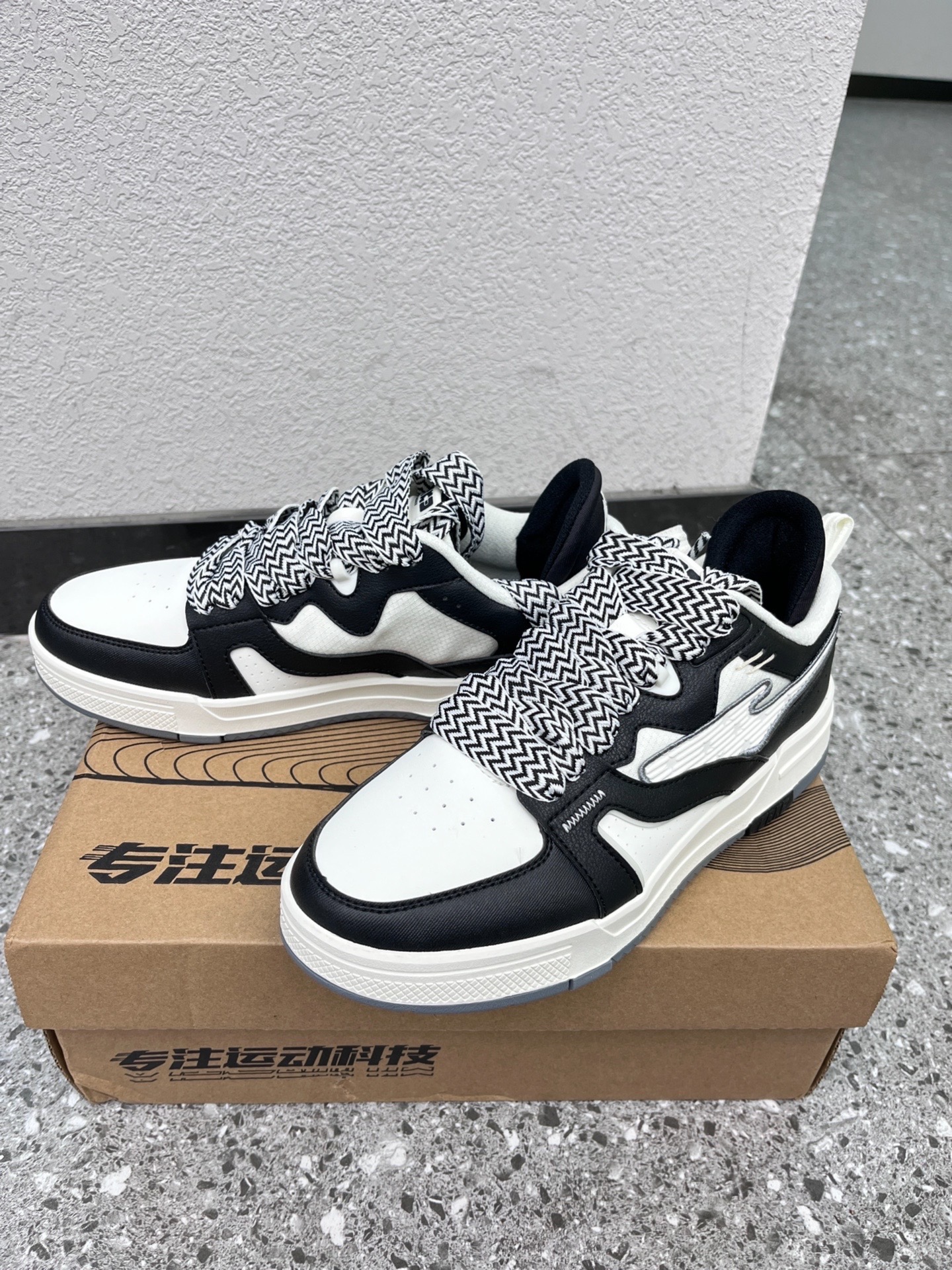 黑白相间的板鞋有谁不爱?