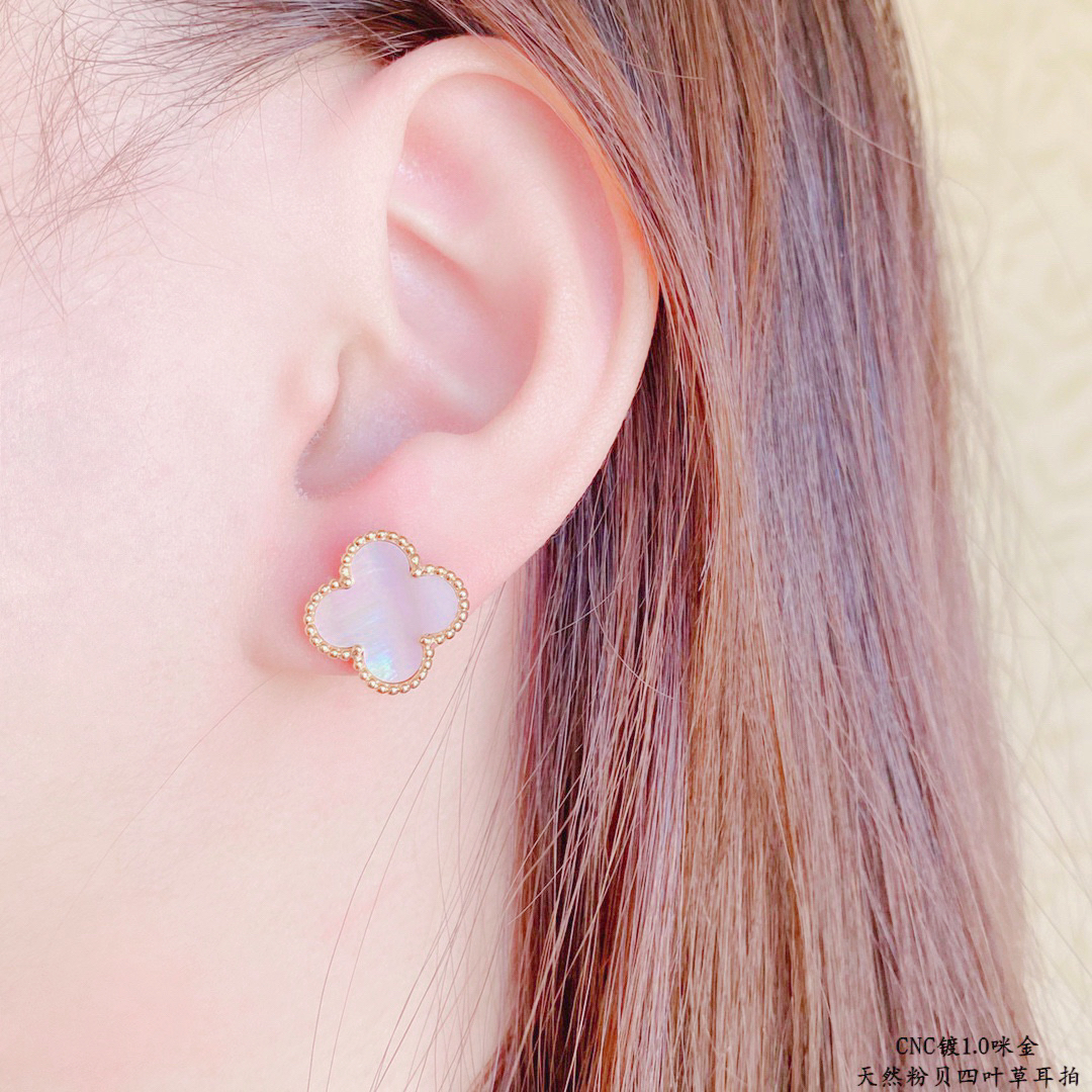 四叶草🍀耳钉 #宝藏高级感耳钉 #vca梵克雅宝 
粉贝母四叶草耳拍