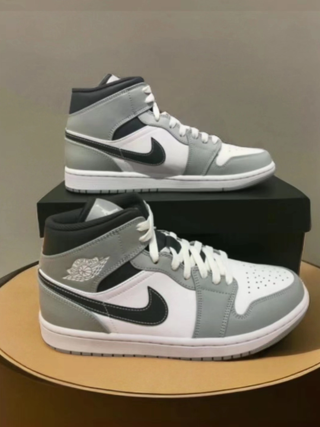 aj1烟灰小dior 超级百搭 光滑皮革材质鞋面 橡胶大底防滑耐磨