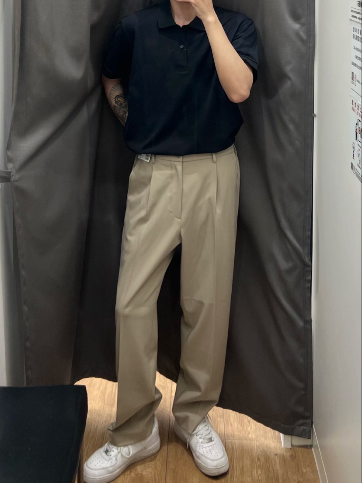 优衣库黑色polo短袖搭配卡其色西裤yyds!