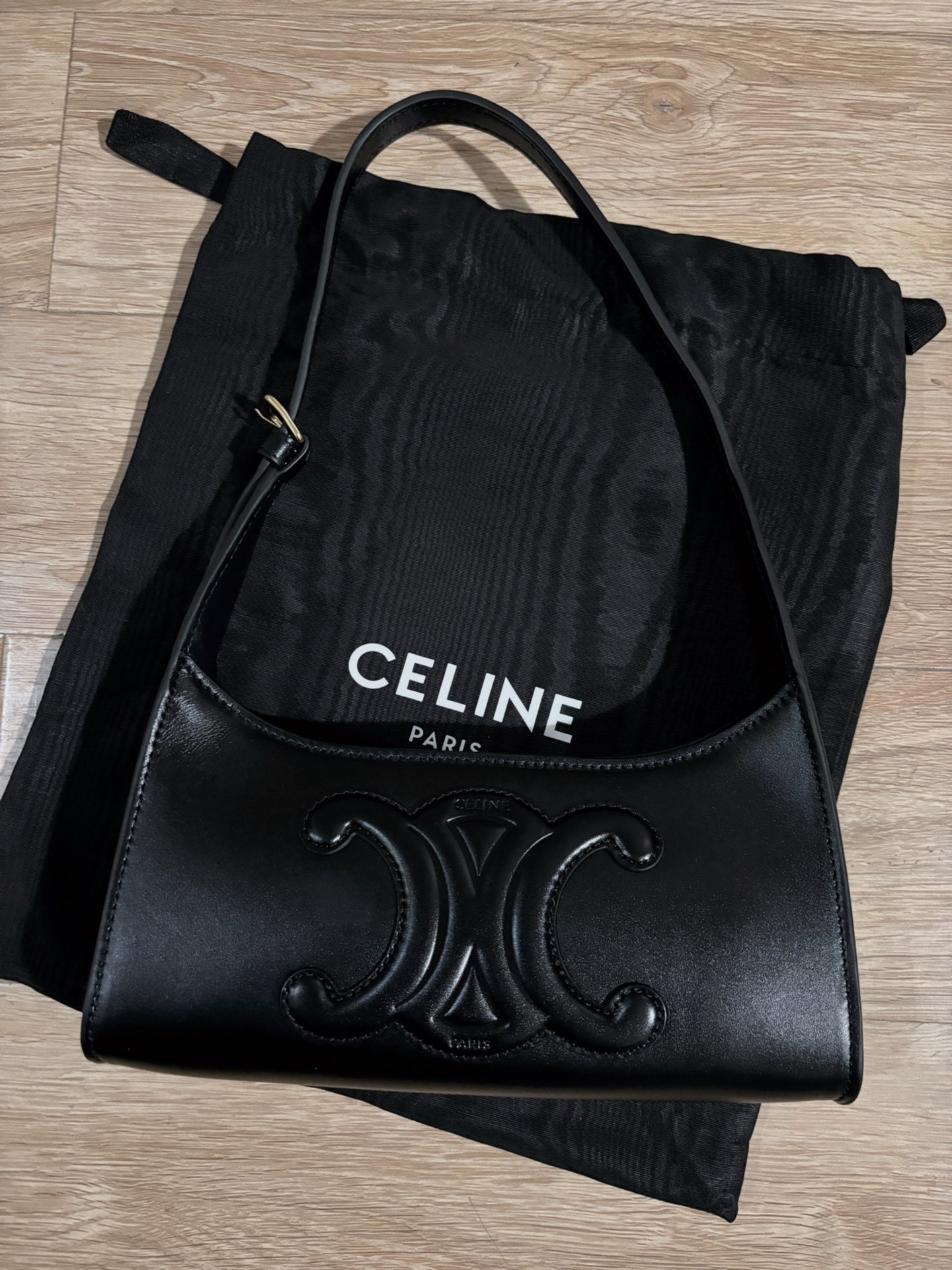 凯旋门浮雕可调节肩带 光滑牛皮革 腋下包手提单肩包 女款 黑色