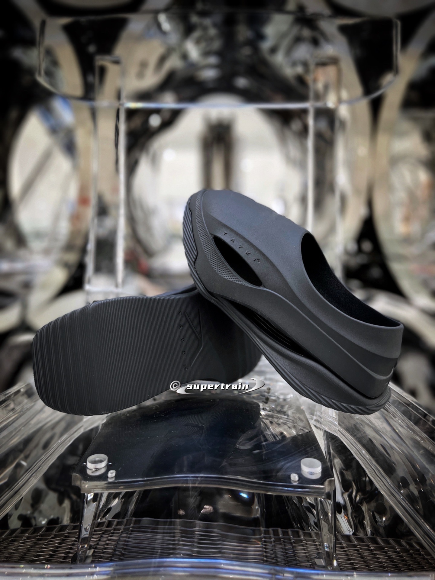 tayki的这双是我个人觉得造型最为夸张独特,充满未来感的设计真的太