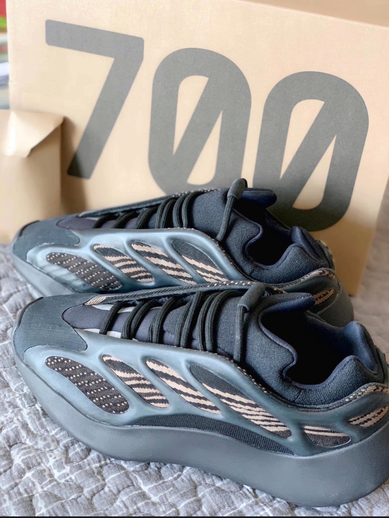 yeezy700V3穿裂了图片