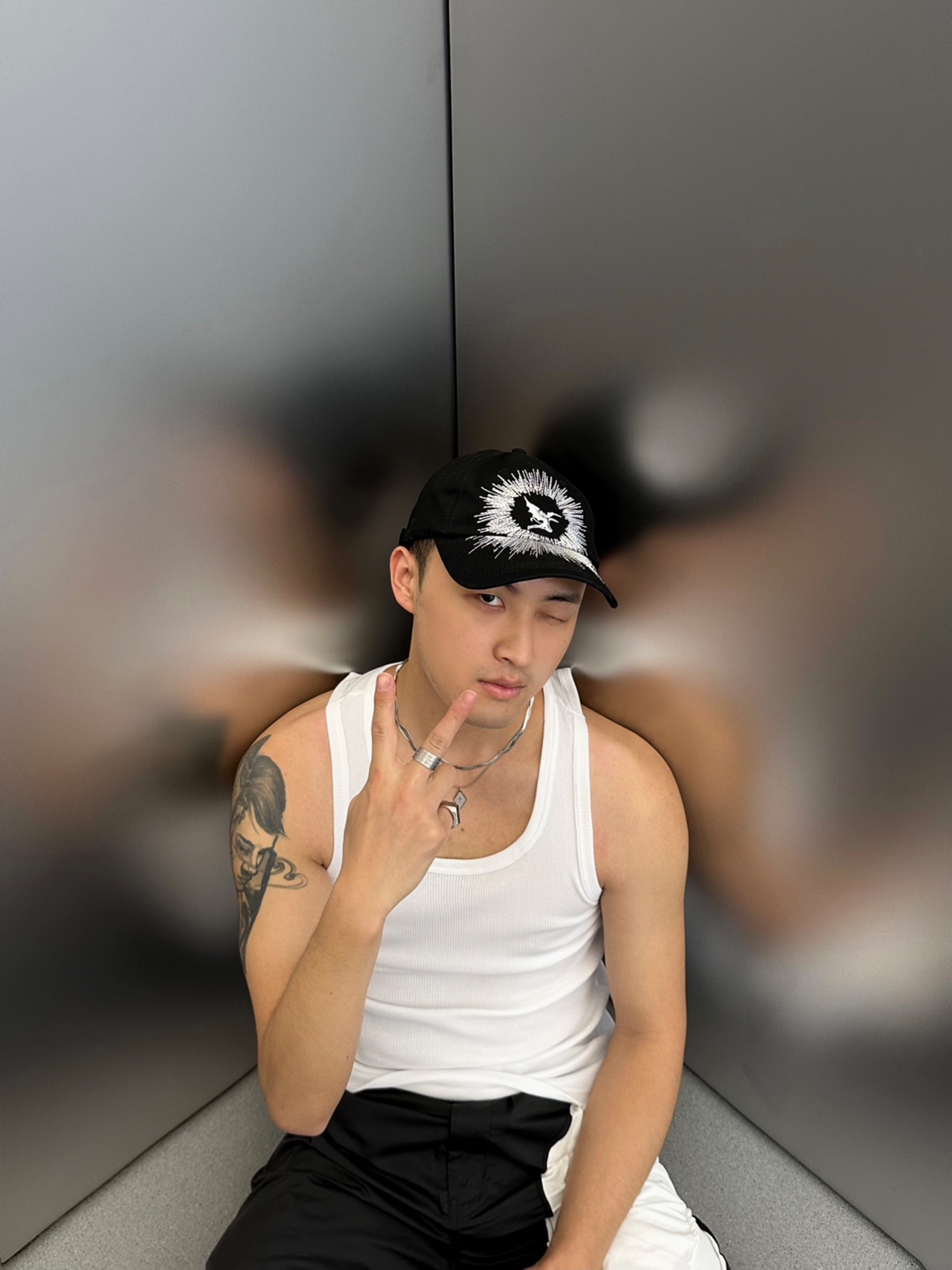 好像男生比耶的姿势不一样?