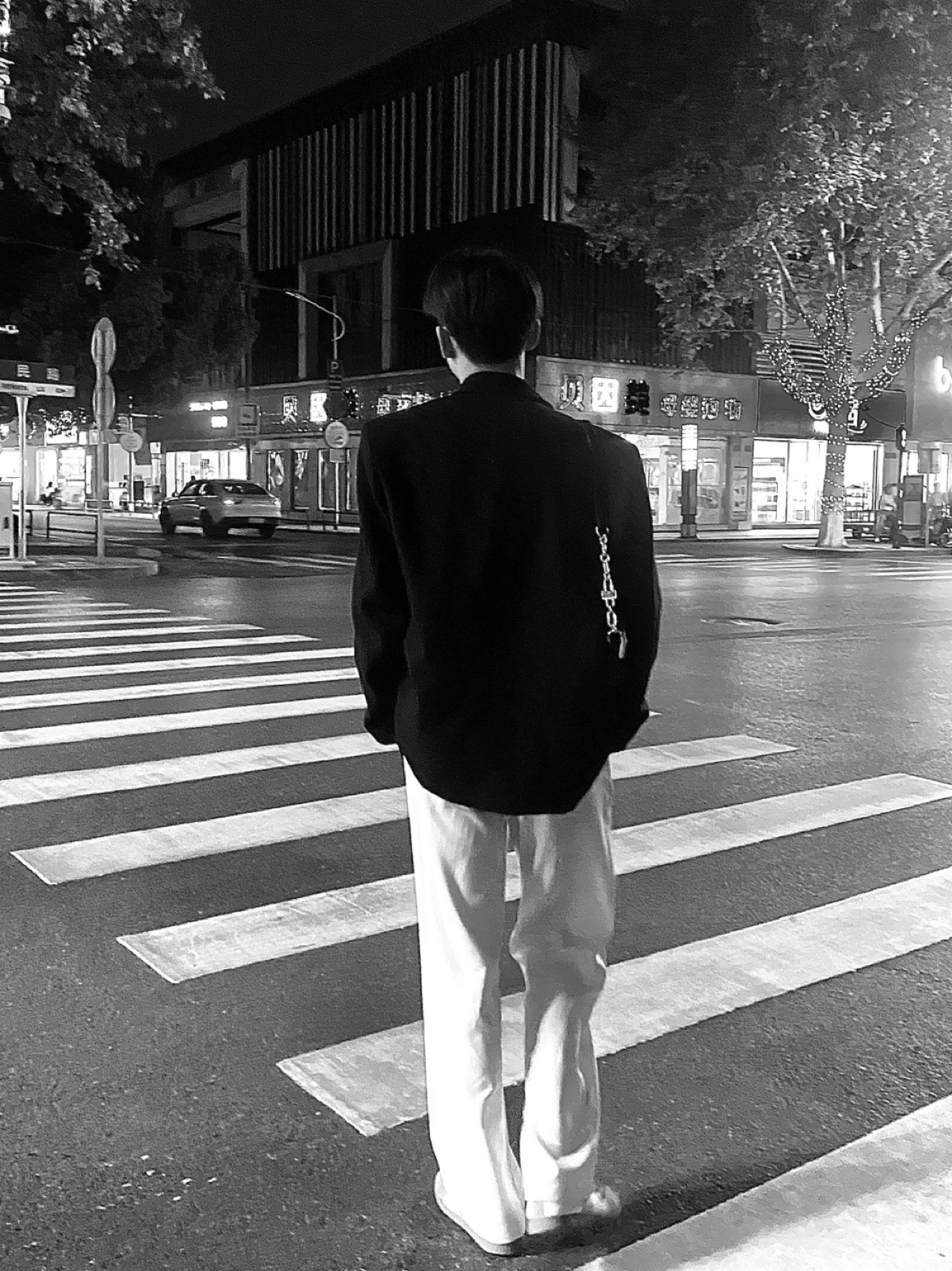 来自黑色西装的慵懒与随性