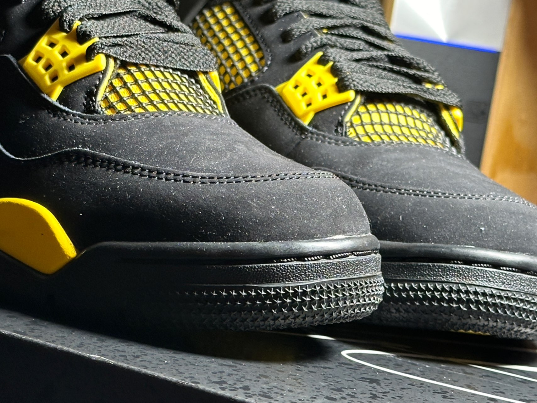 custom review-Jordan 4 Retro Thunder 2023