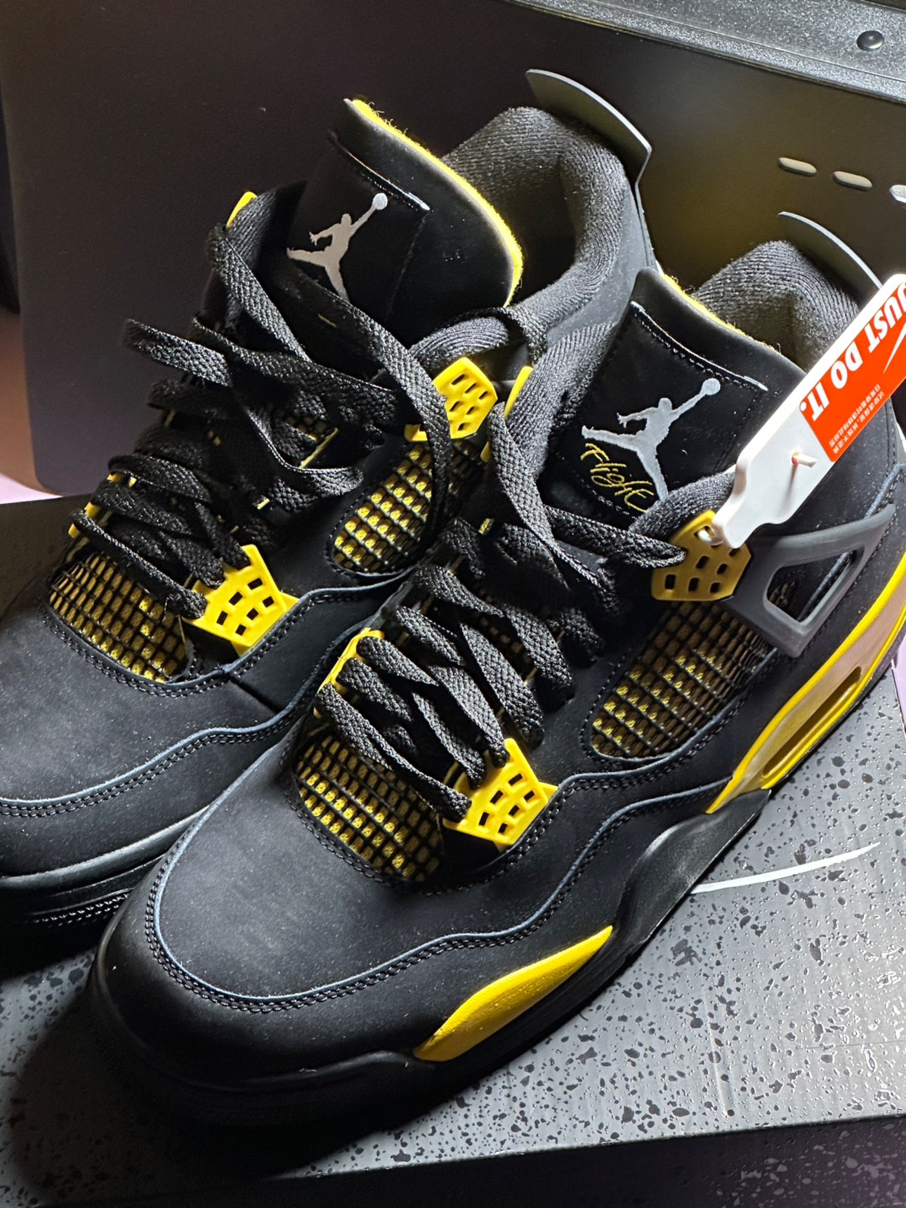 custom review-Jordan 4 Retro Thunder 2023