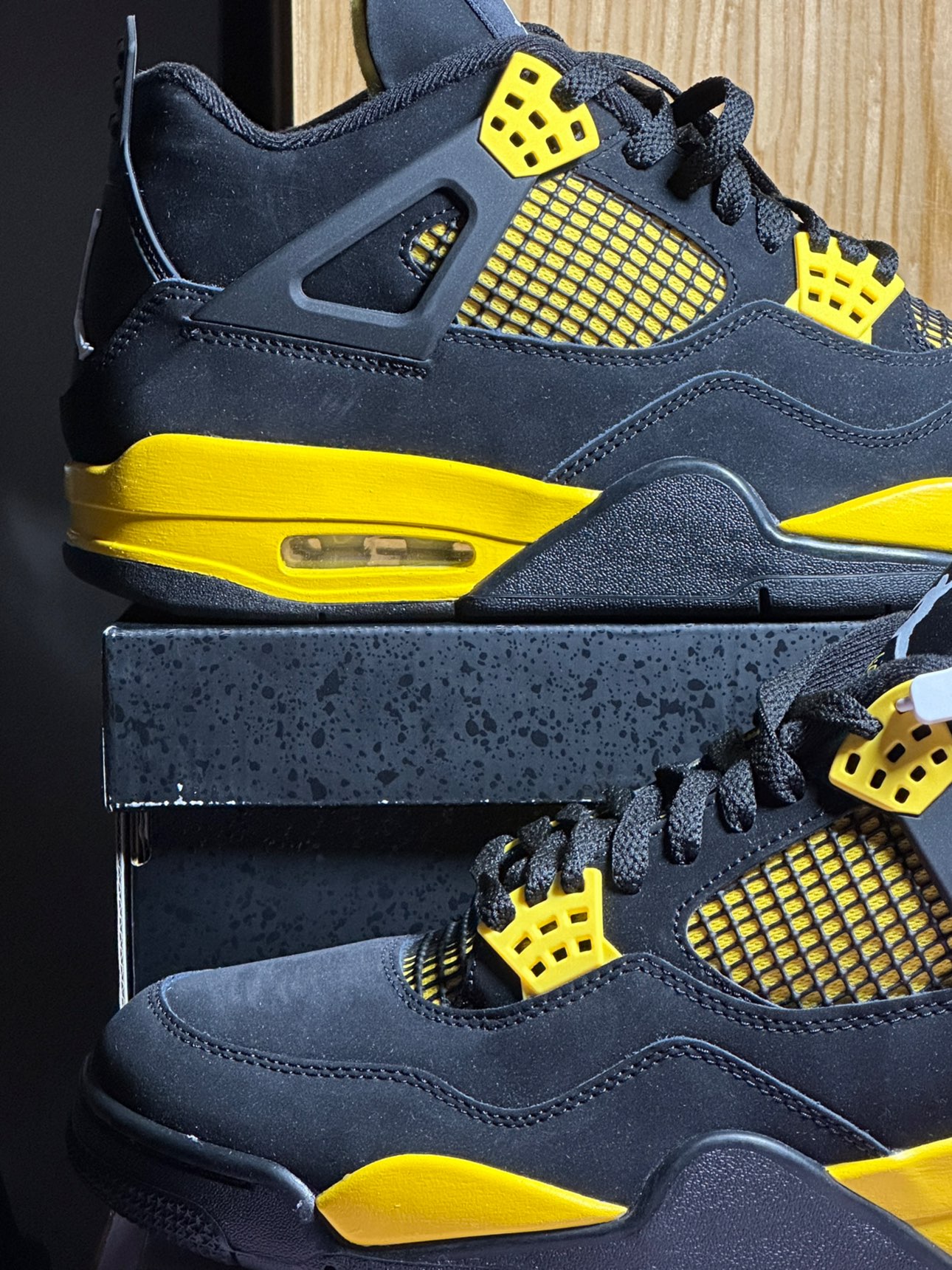 custom review-Jordan 4 Retro Thunder 2023