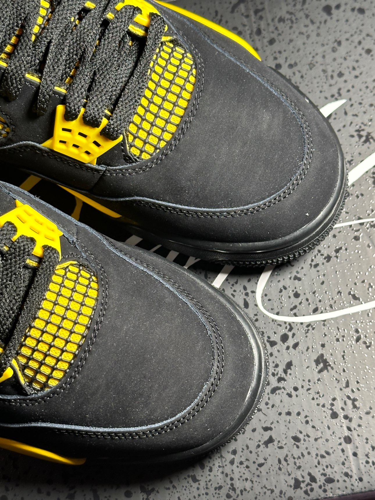 custom review-Jordan 4 Retro Thunder 2023