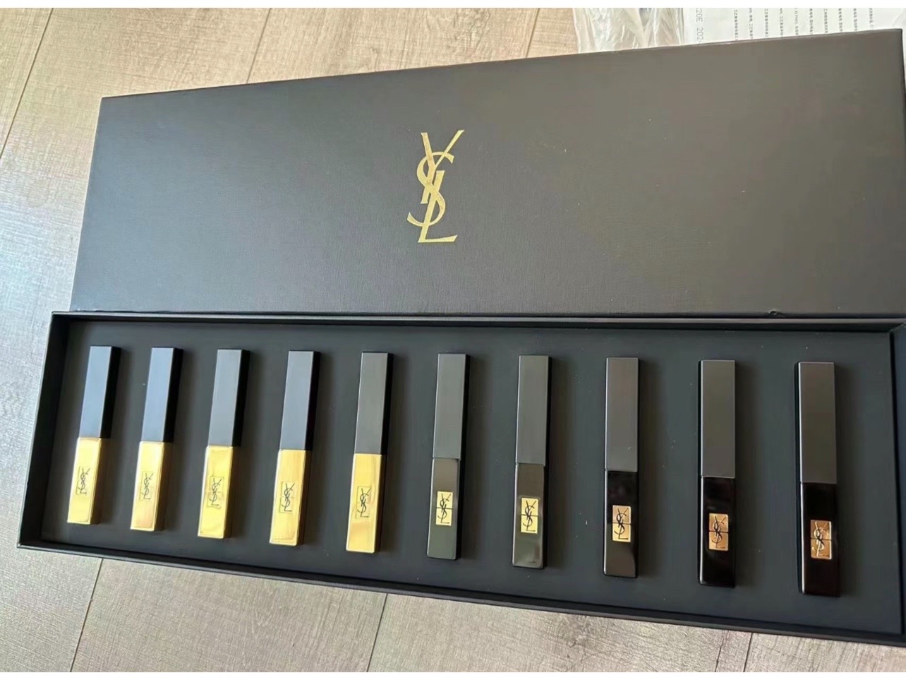 女友心动值拉满 #ysl小金条口红 #真的很难不心动好吗   ysl圣罗兰