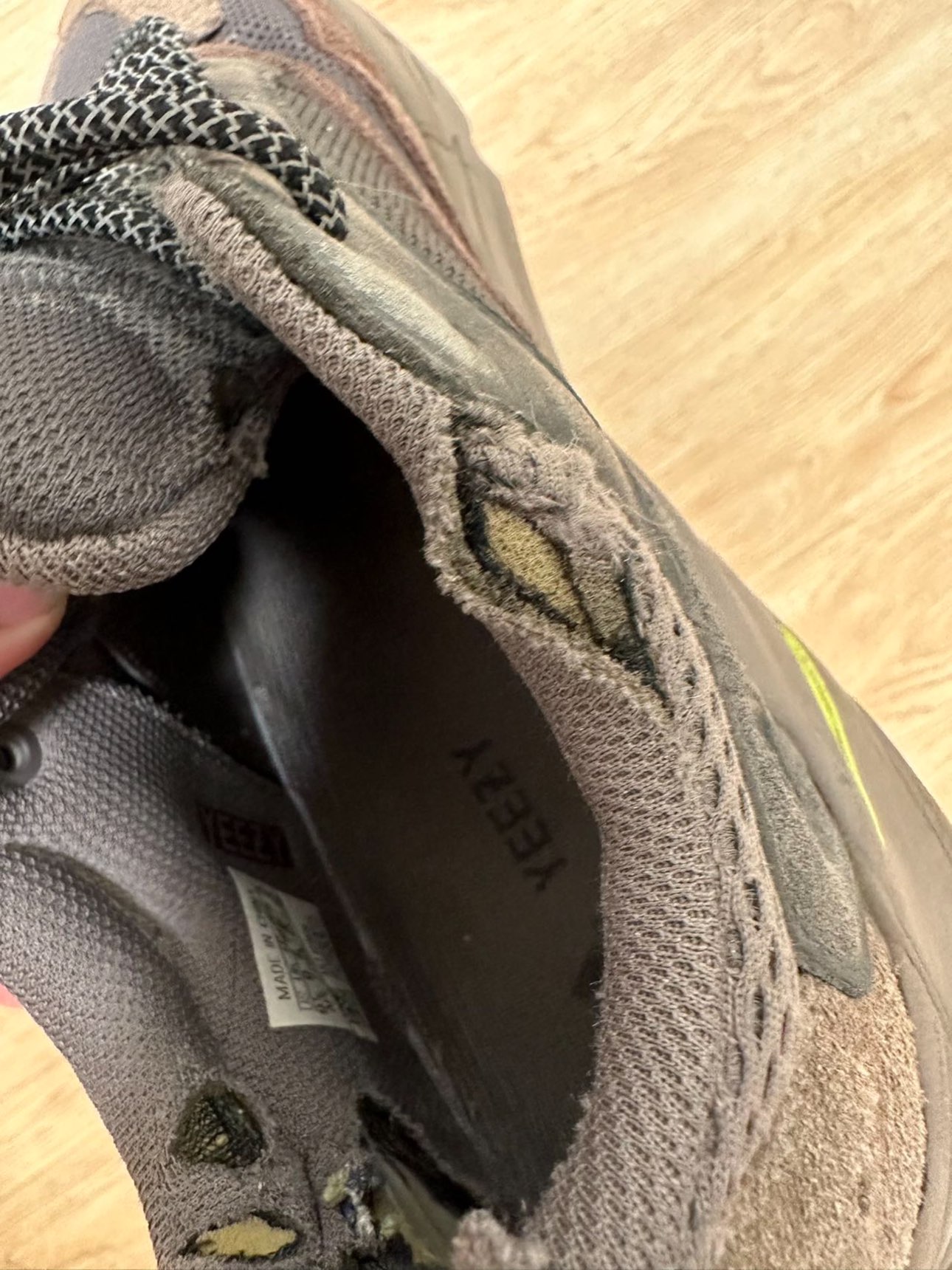 找了修补的鞋店,换了内衬缝了鞋帮,顺便清洗,又能再战两年#yeezy700