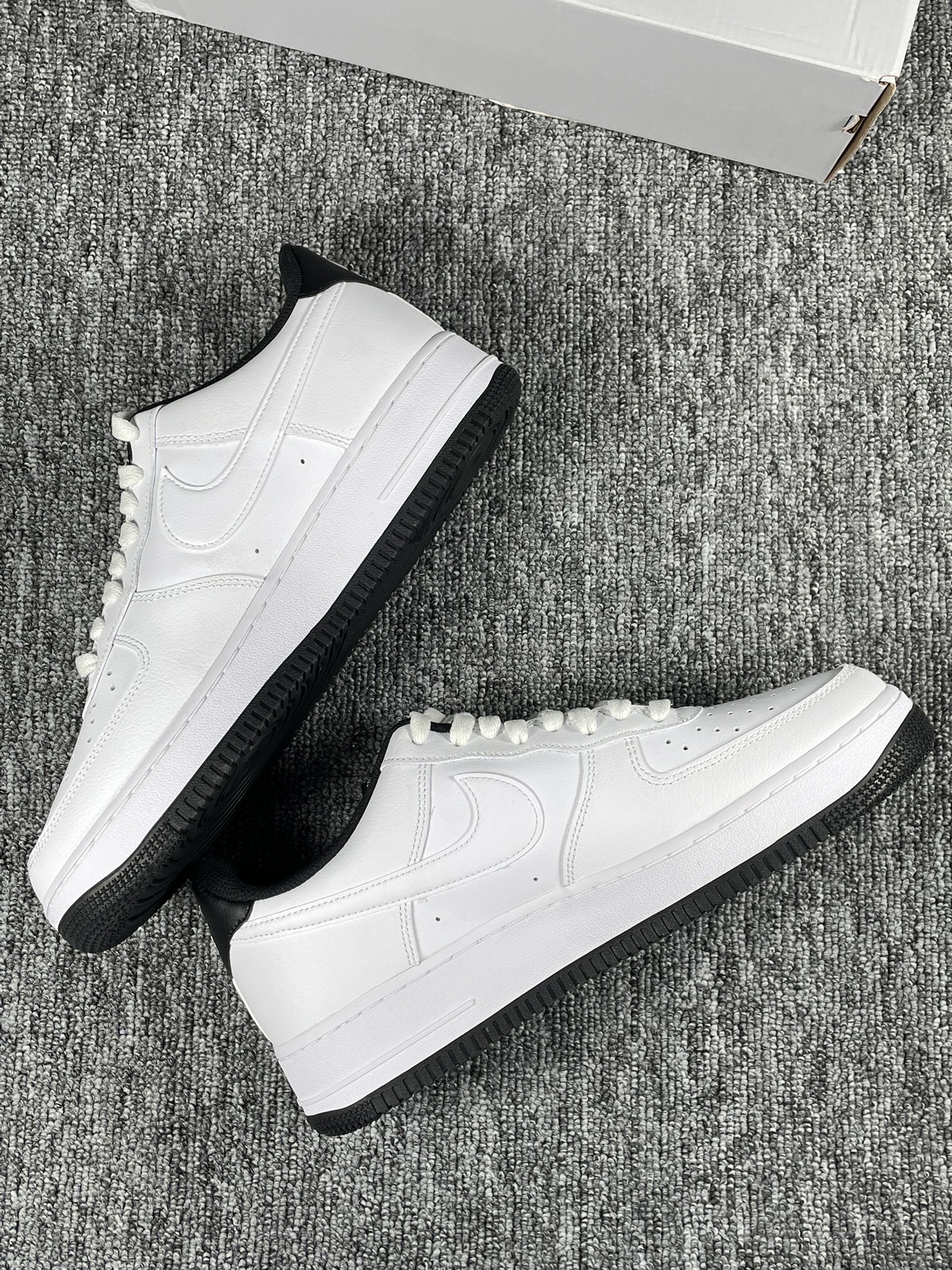 黑白配色的耐克空军一号