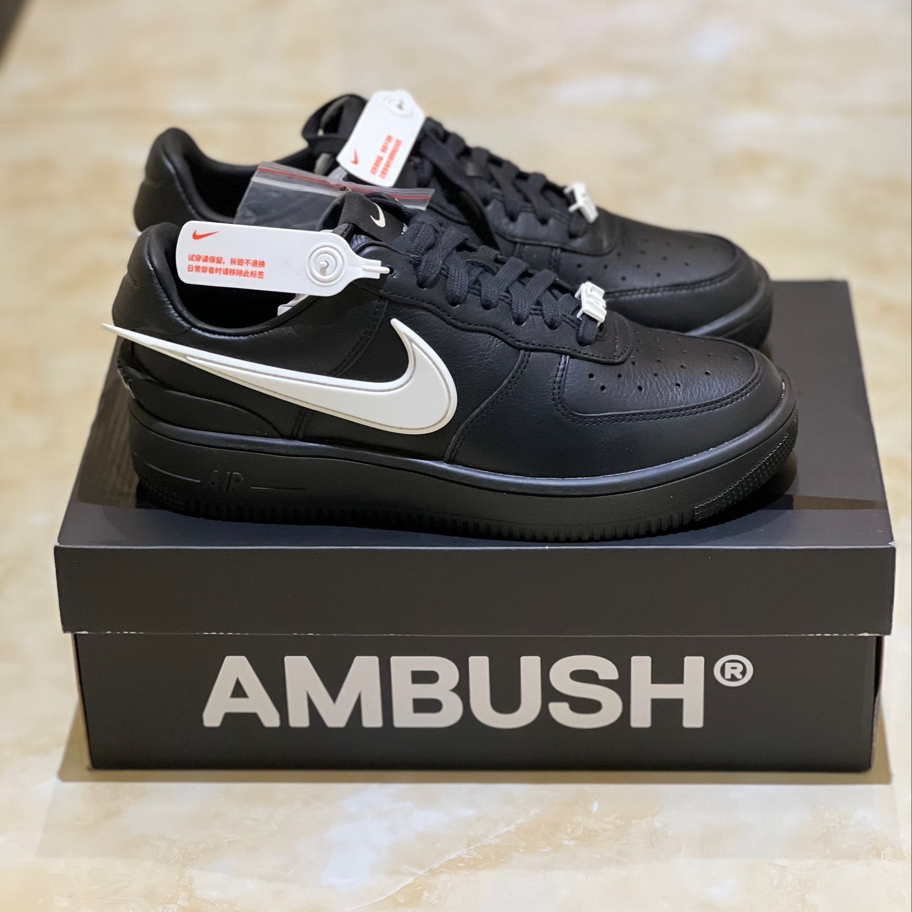 经典黑白配色ambush联名nike air force1鞋款 超大醒目又有立体感的