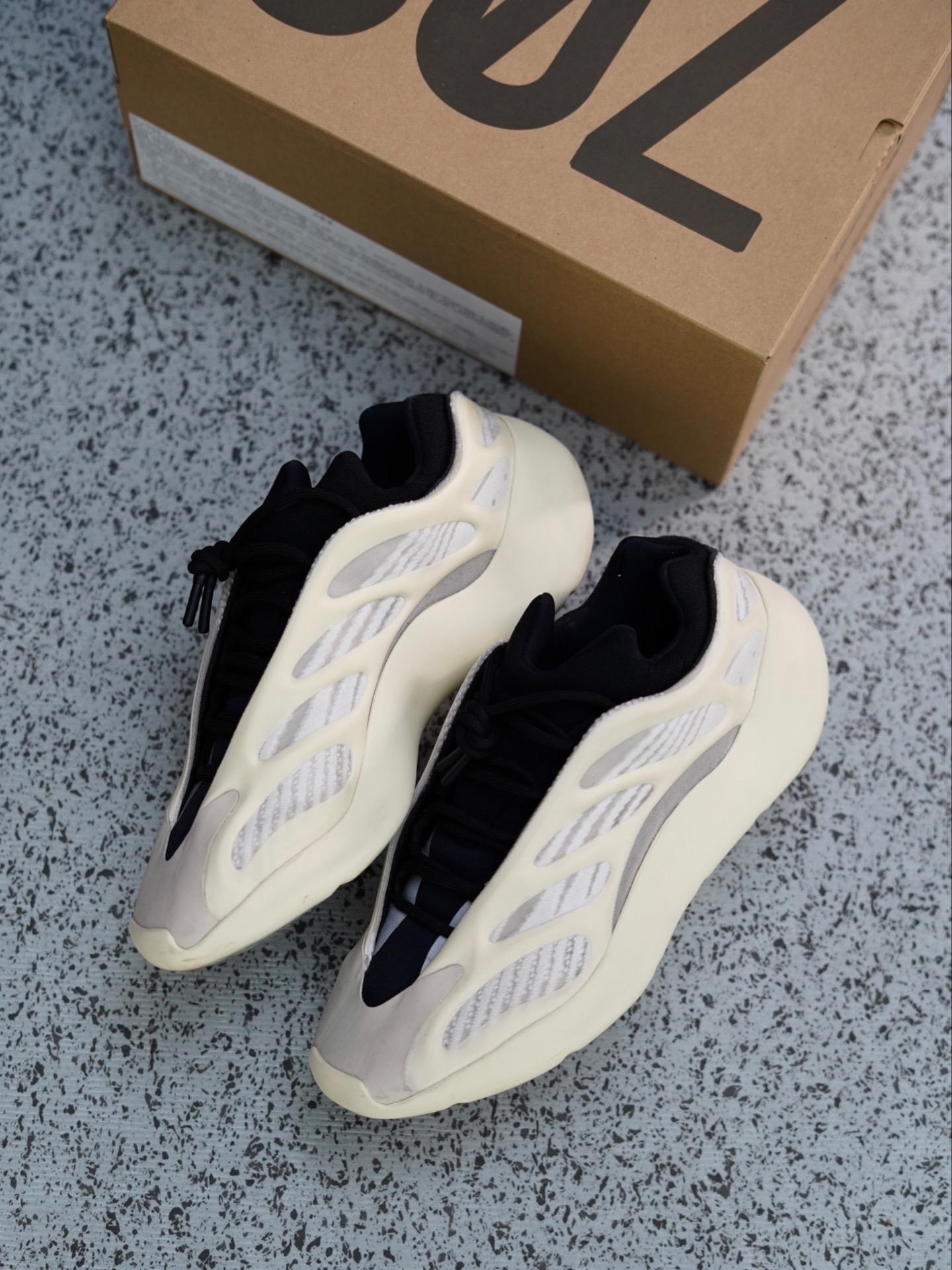 yeezy 700 v3azael 异形