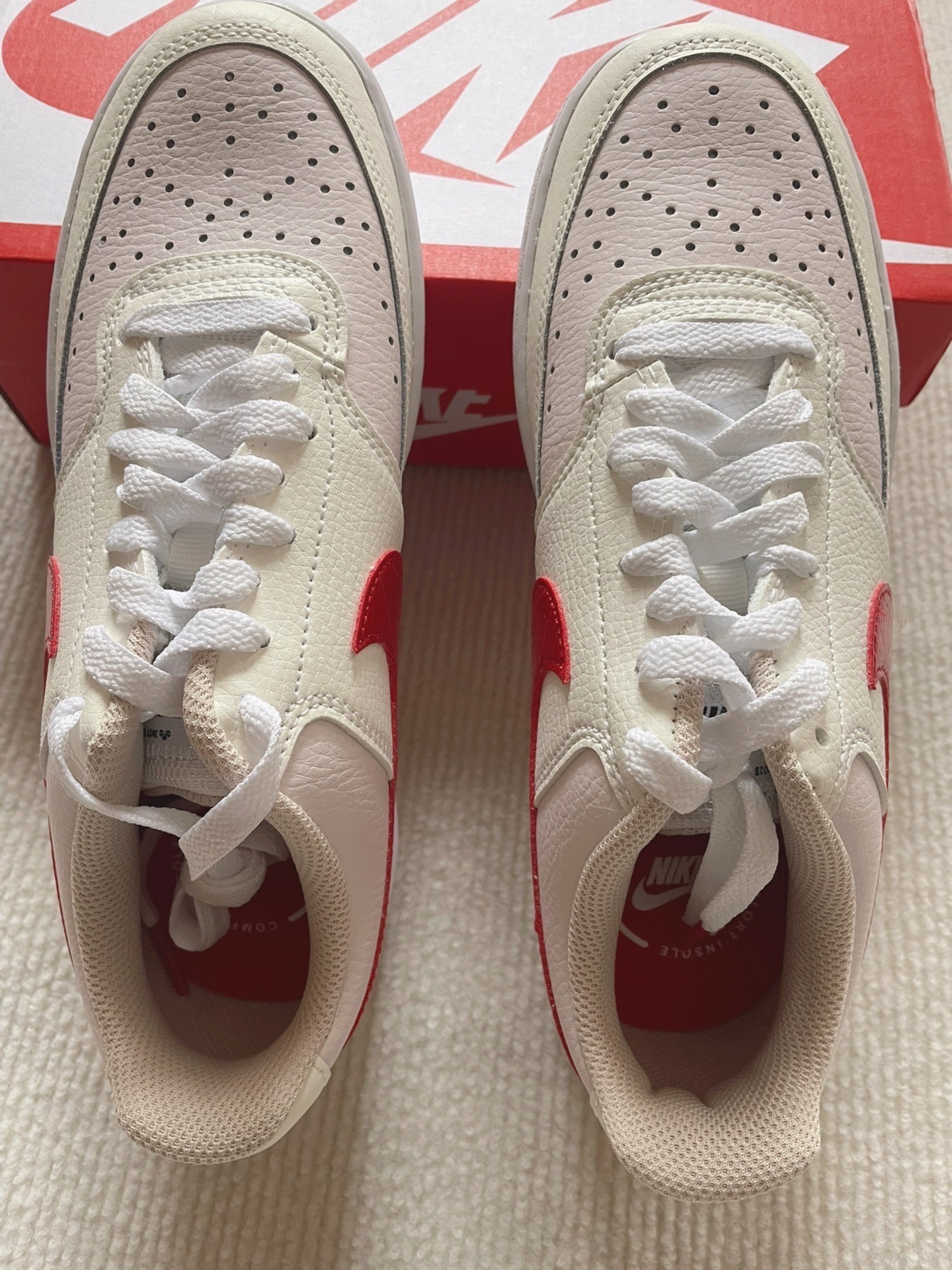 耐克女court vision红勾板鞋皮质小白鞋