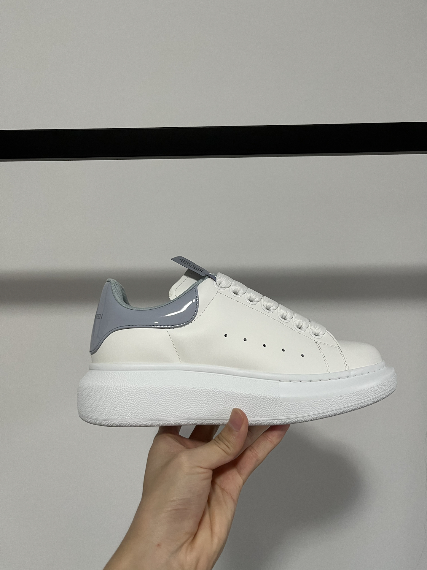 高颜值小白鞋 好仙啊 alexander mcqueen 麦昆果冻蓝尾漆皮小白鞋