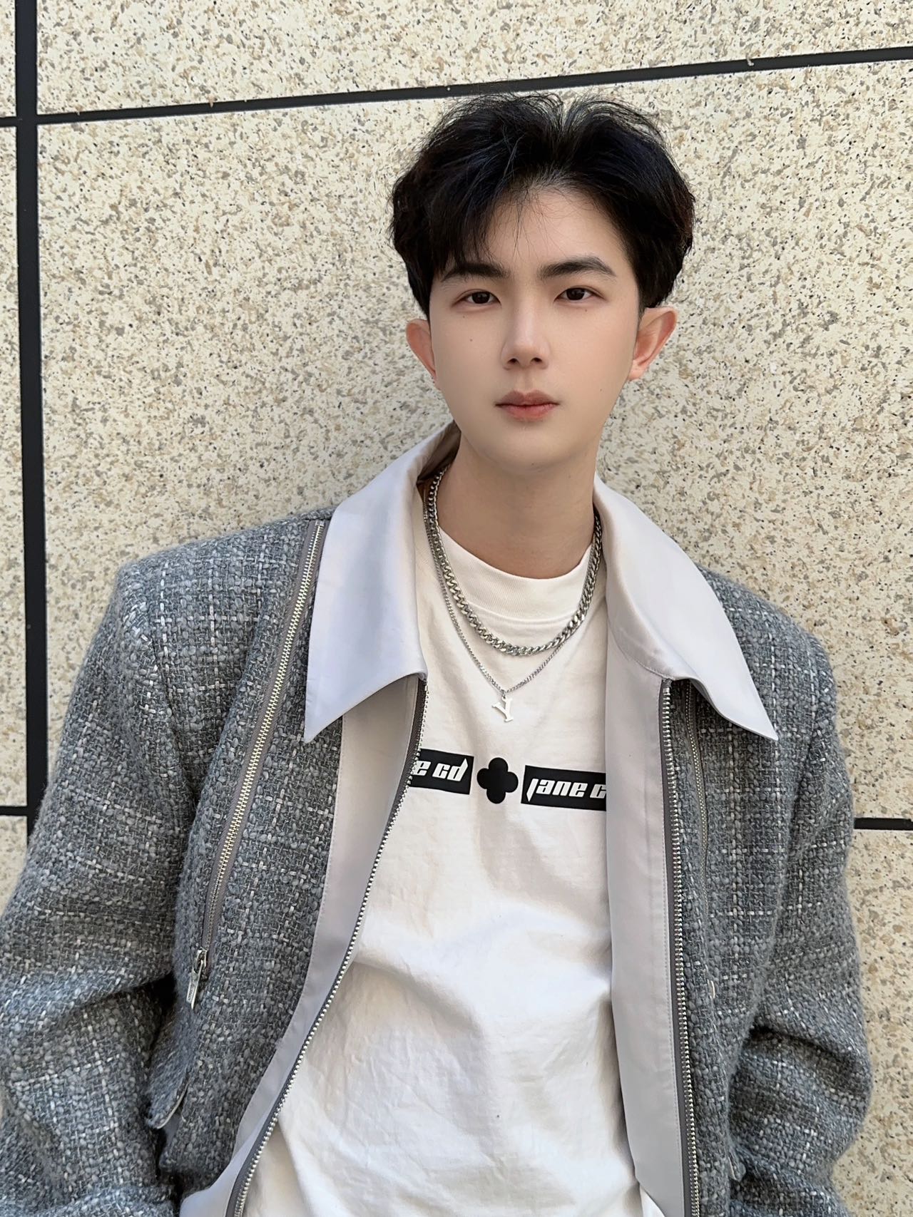 项链是中性款,搭配外套或者毛衣都很好看
怎么搭配都可以,我比较喜欢