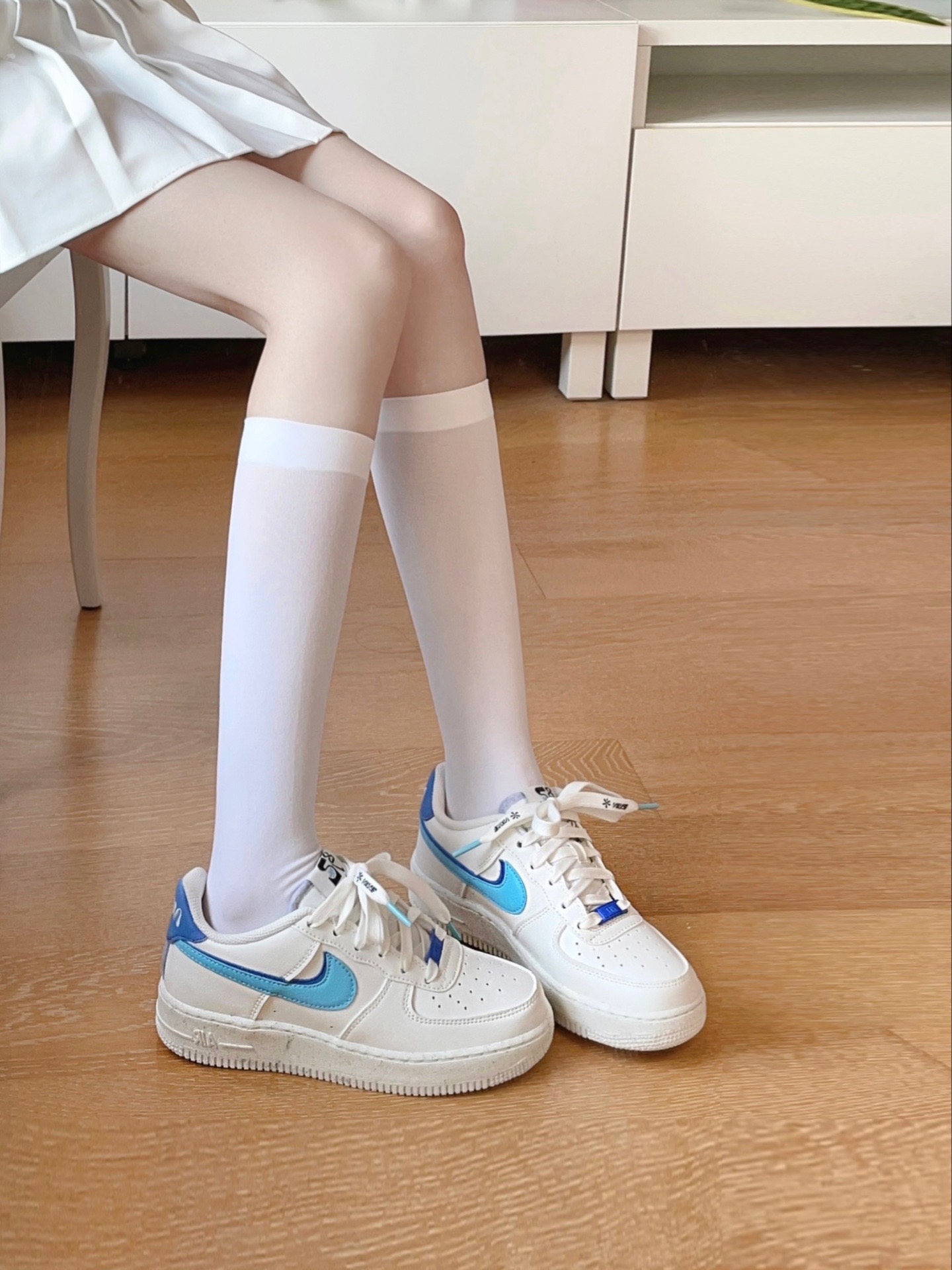 适合夏天的清爽鞋子~
☁️今天穿空军一号白蓝
回收材料材质鞋身