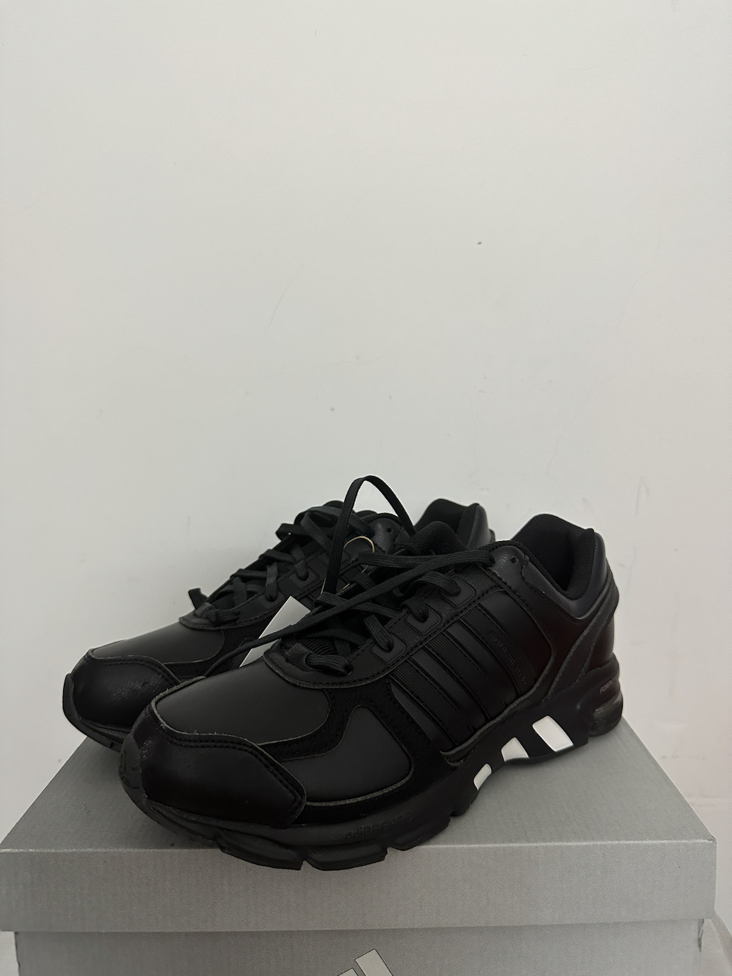 今天这款个人让我算是比较小众的鞋款,阿迪equipment 10 leather,黑