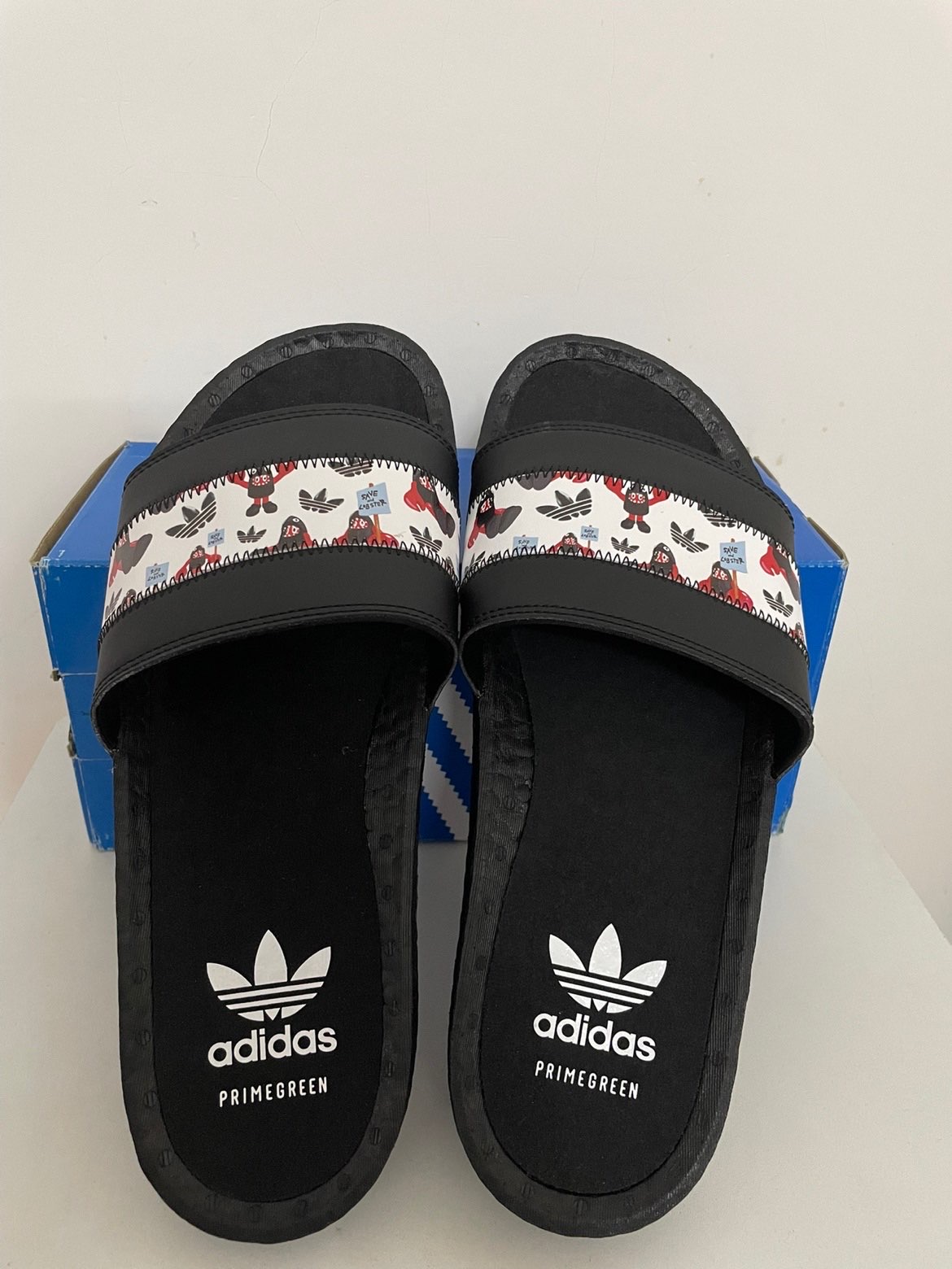 一双拥有boost中底的阿迪拖鞋