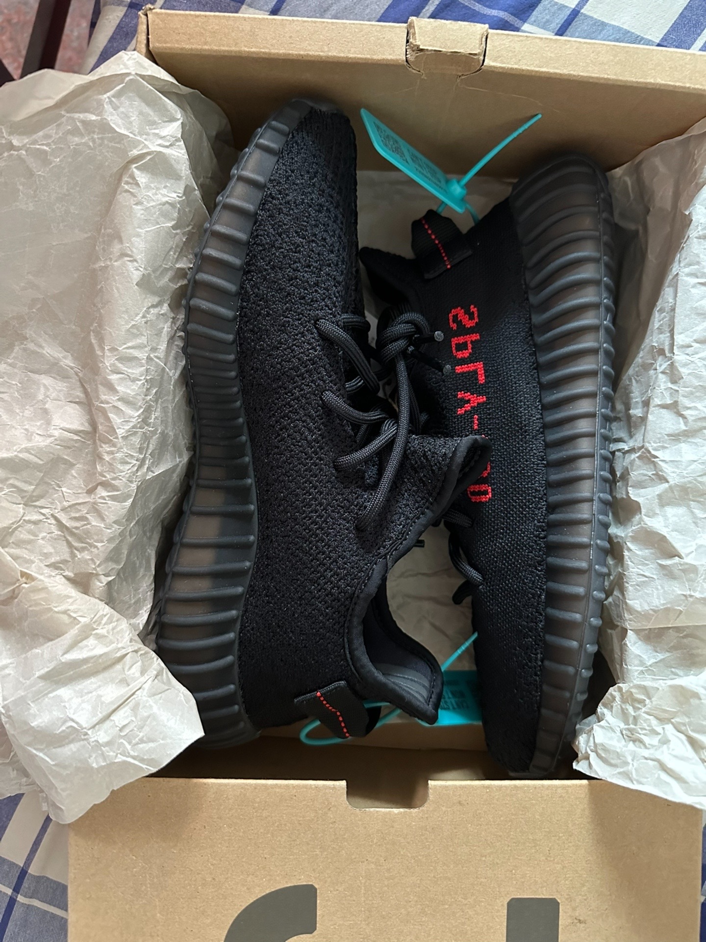 adidas yeezy的新款黑红字是特别推荐的一款350,初代神鞋,补货以后