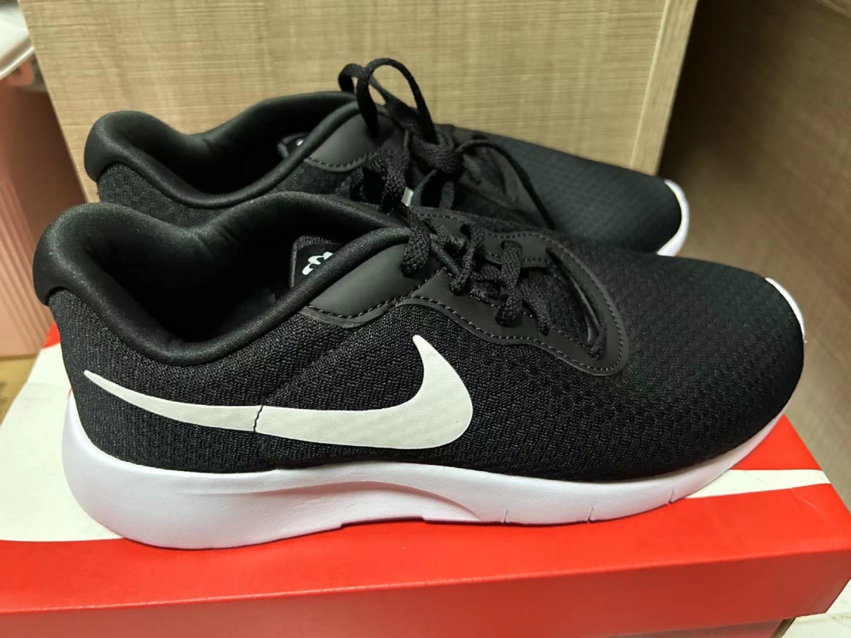 nike 耐克黑色经典透气网面运动鞋女款,软底轻便耐脏缓震耐磨运动训练