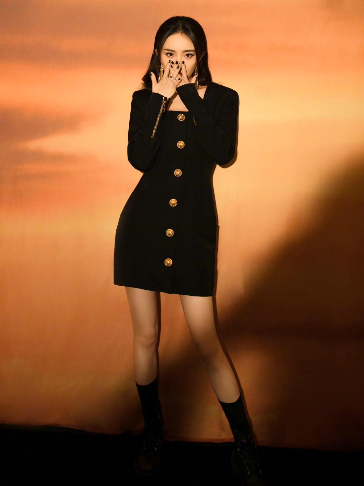 杨幂作为《奇葩说》第七季前传的海选招募官拍摄的一组海报大片,黑色