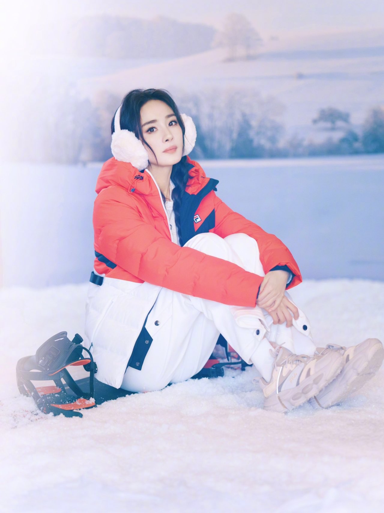 杨幂冬日滑雪羽绒服叠穿造型