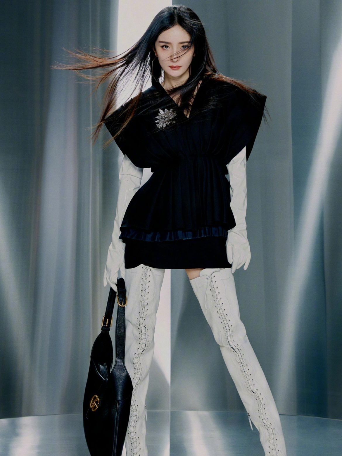 杨幂红秀封面过膝漆皮长靴酷飒穿搭