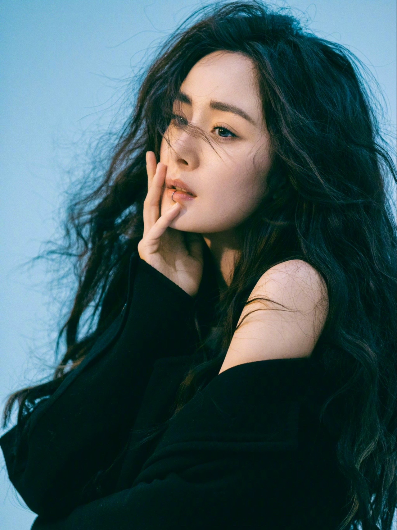 杨幂黑色西装古董海盗帽大片造型