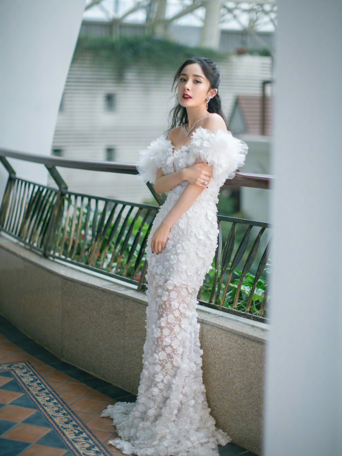 杨幂出席elle风尚大典暨75周年庆典的第一套造型,身穿atelier