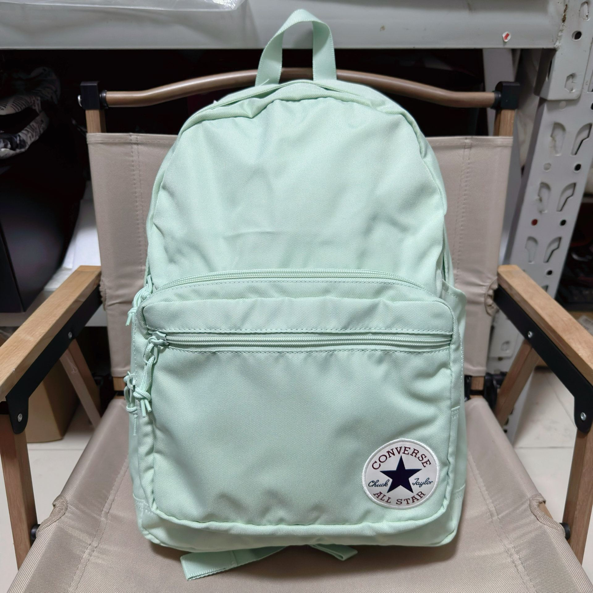 雅安一小孩书包在骑电瓶车途中不小心丢失民警循线追寻敏捷帮其找到！