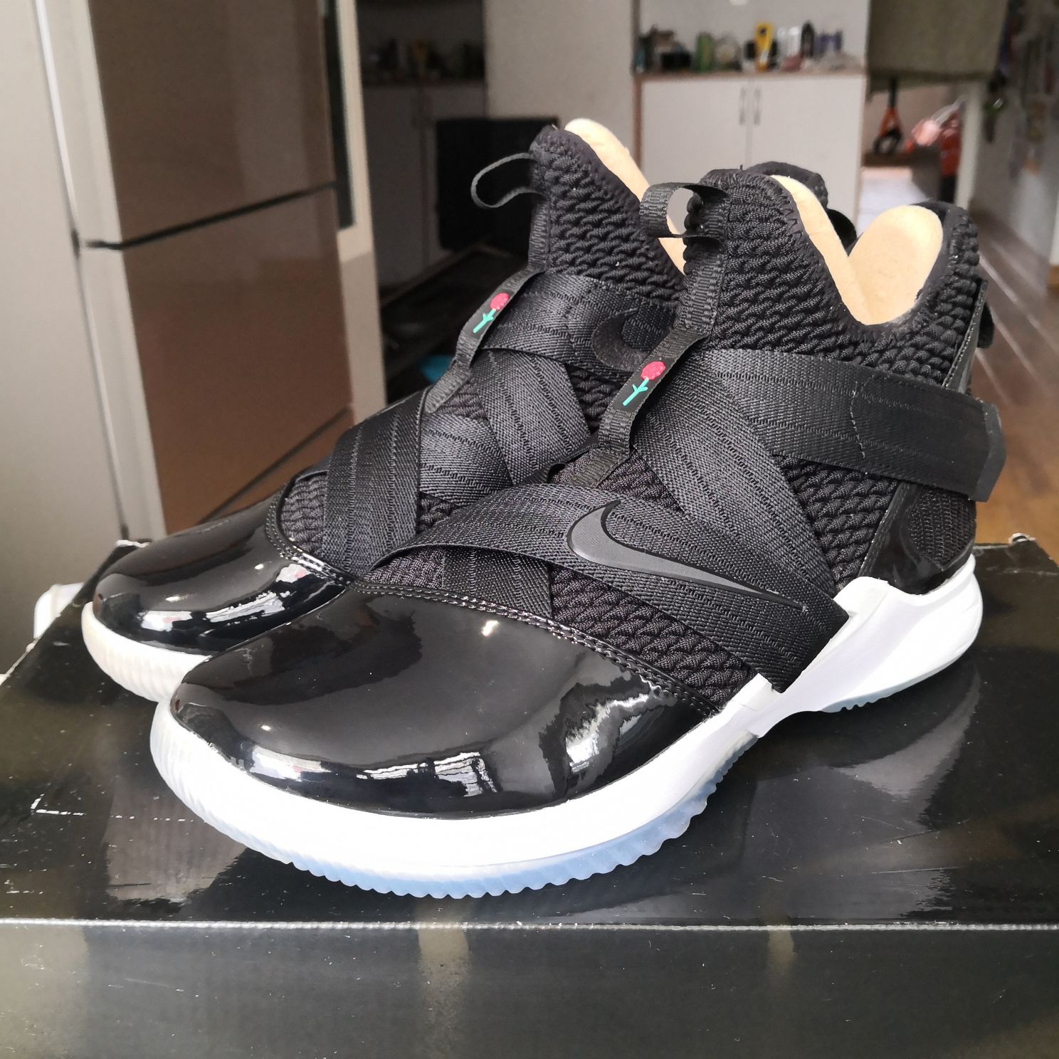 稀有珍藏勒布朗詹姆斯战士12黑色漆皮篮球鞋