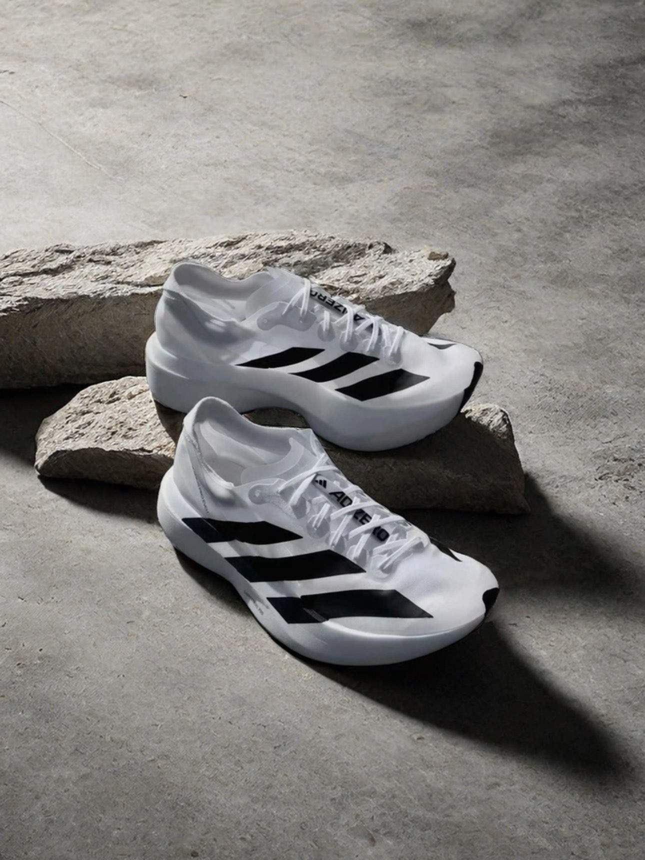在不断刷新跑鞋界的标准中,阿迪达斯用全新的adidas adizero adios
