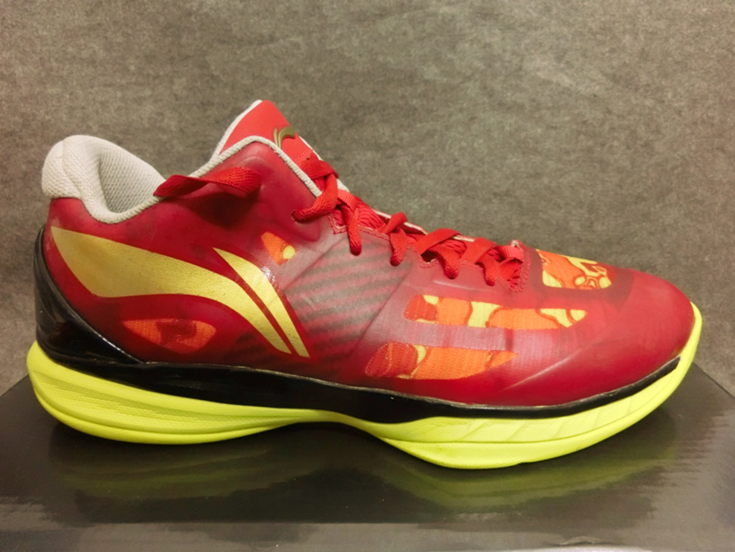 这款球员版超轻十在当年被誉为是实战神鞋!