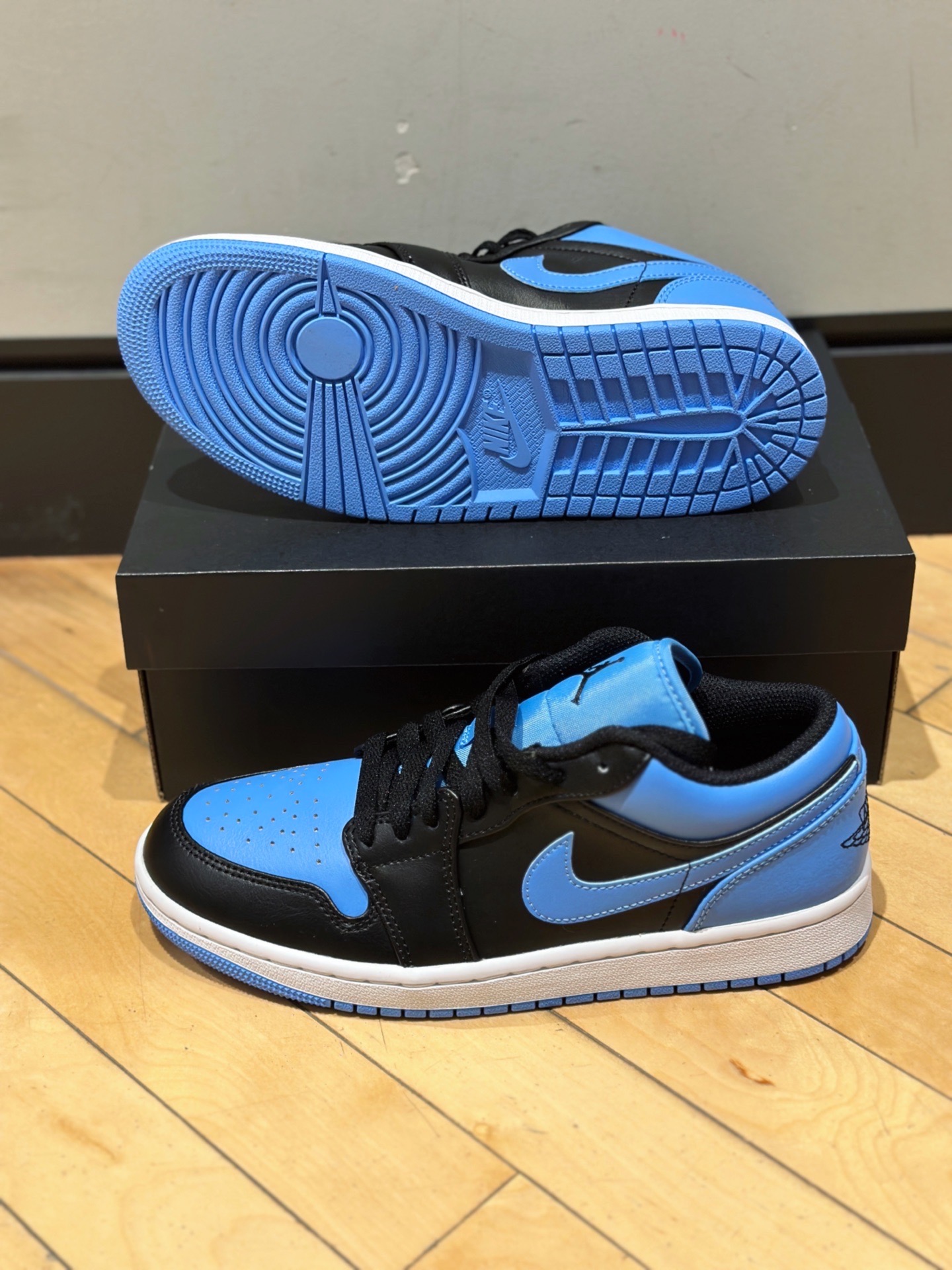 大学蓝的aj1低帮也是送礼首选