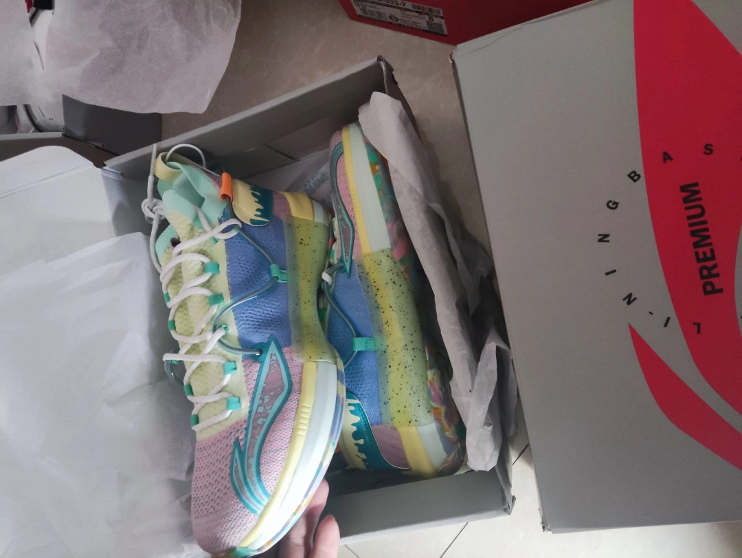 李宁闪击6圣诞配色球鞋!