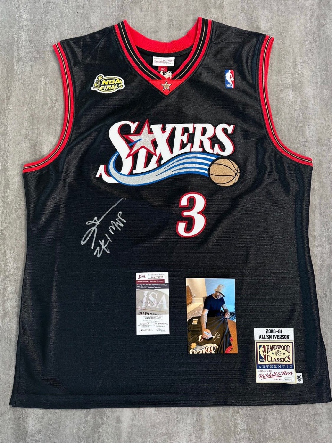 艾弗森01年总决赛亲笔签名au球衣