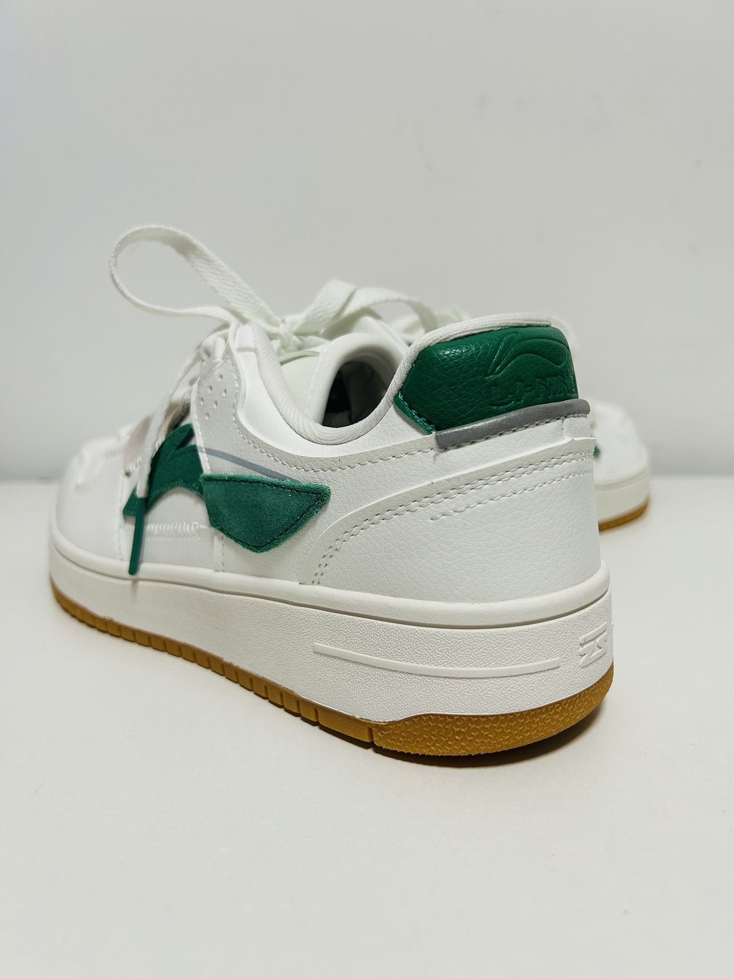 经典百搭的百元李宁小白鞋7515