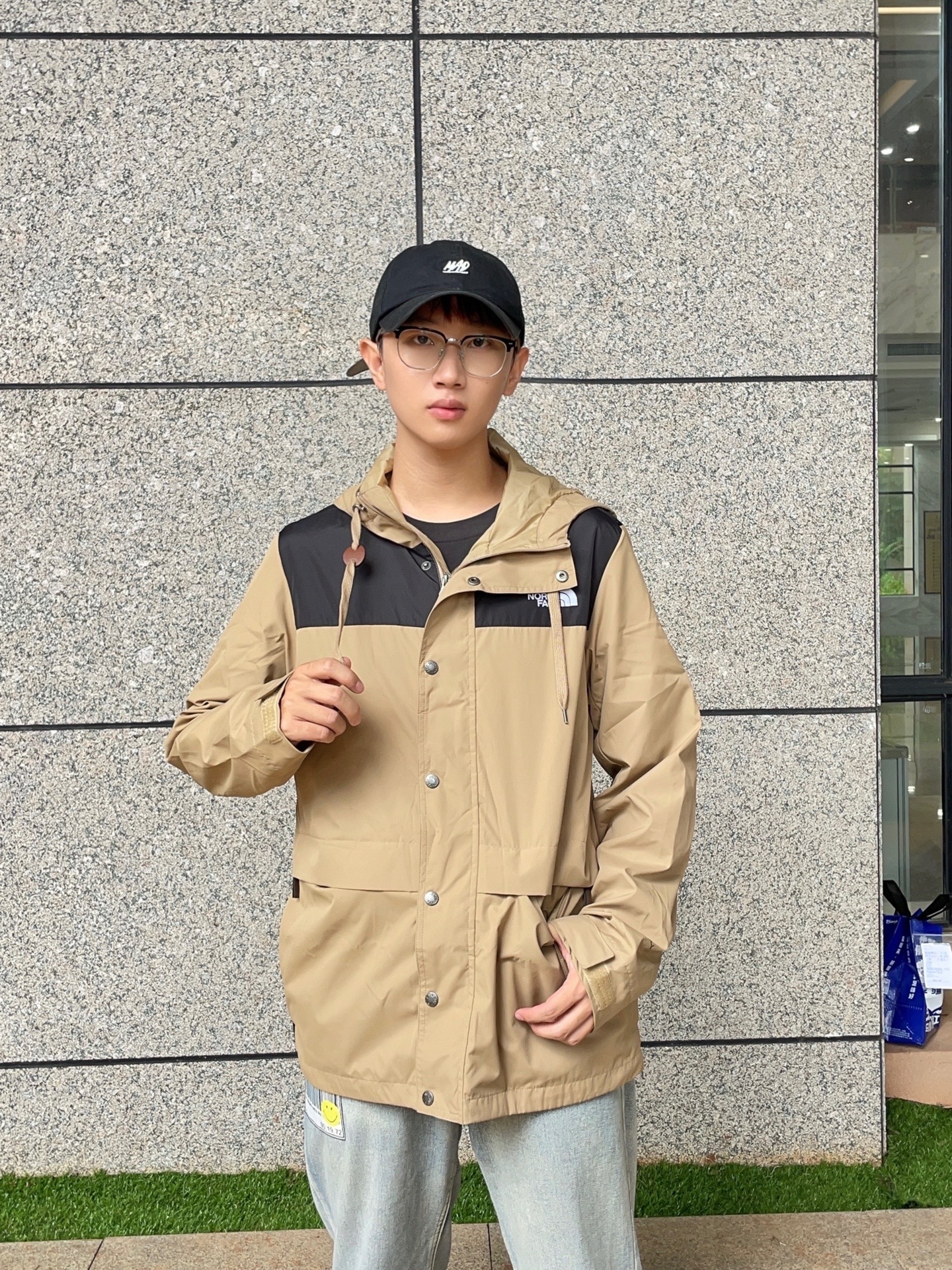 赛里木湖拍照冲锋衣男生的简单介绍