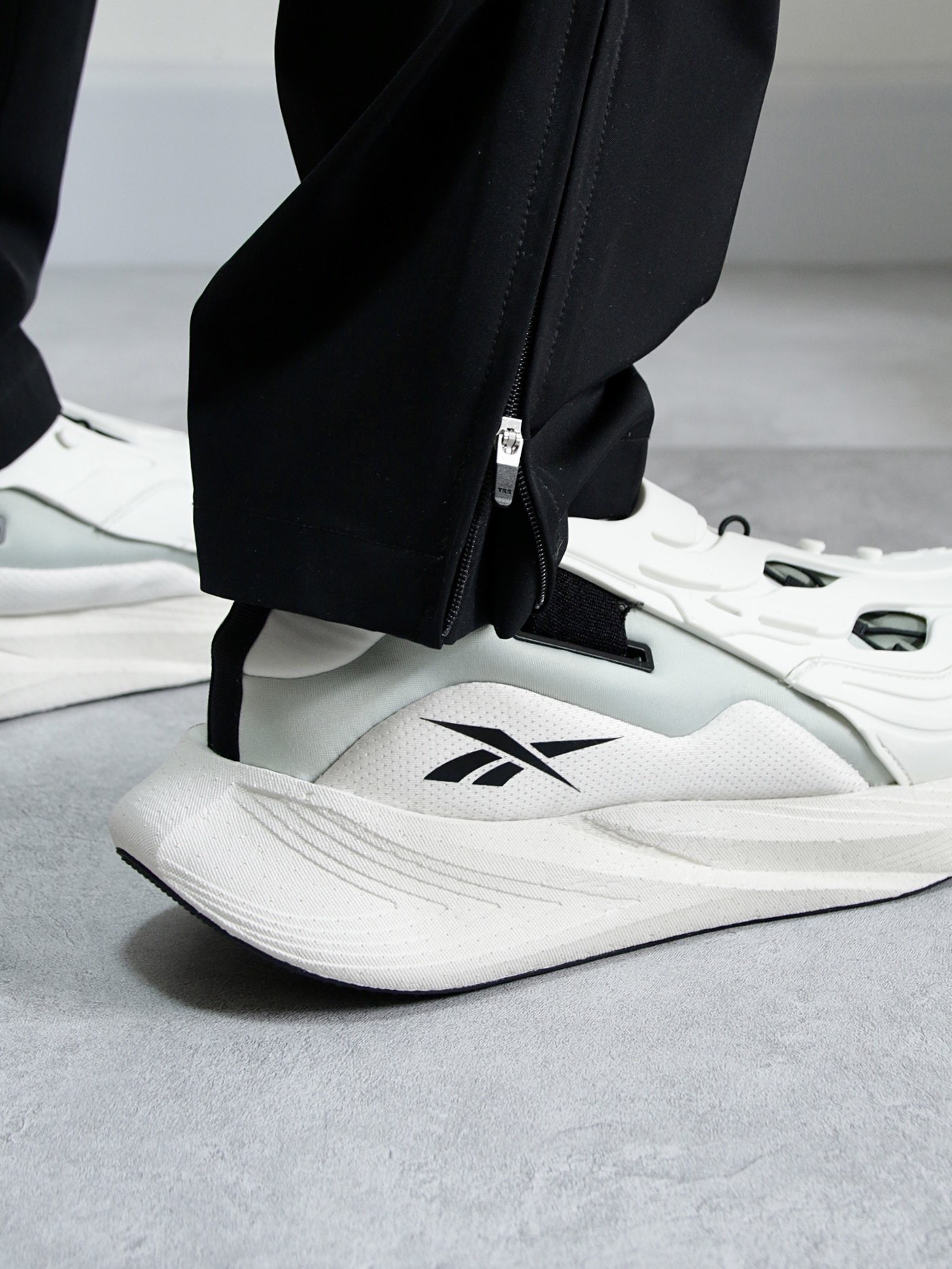 跑鞋甚至篮球
鞋,但直到这双出现,我觉得在科技方向,锐步也要拿捏我了